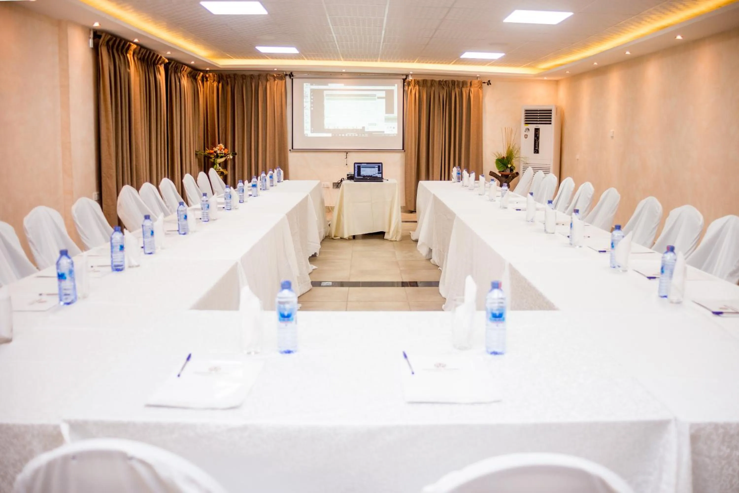 Meeting/conference room in Midindi Hotel