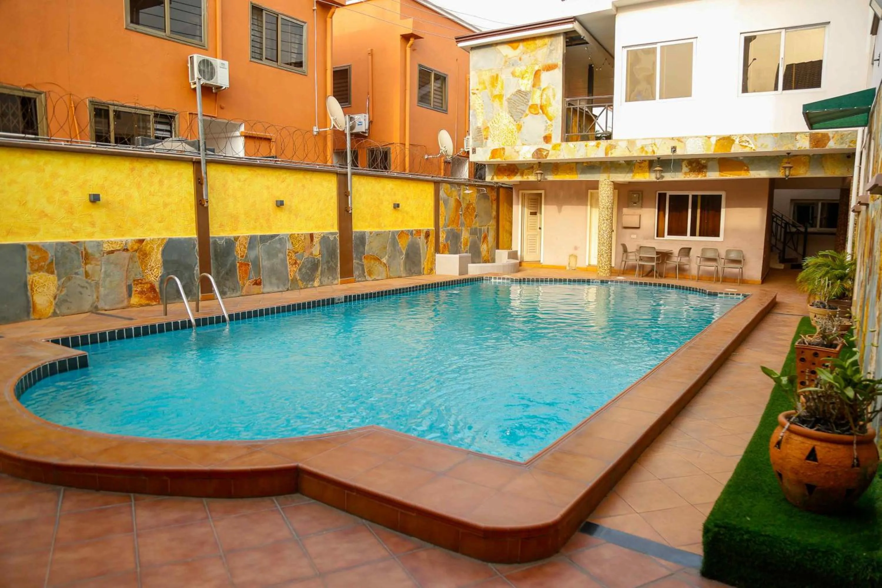 Swimming pool in Midindi Hotel