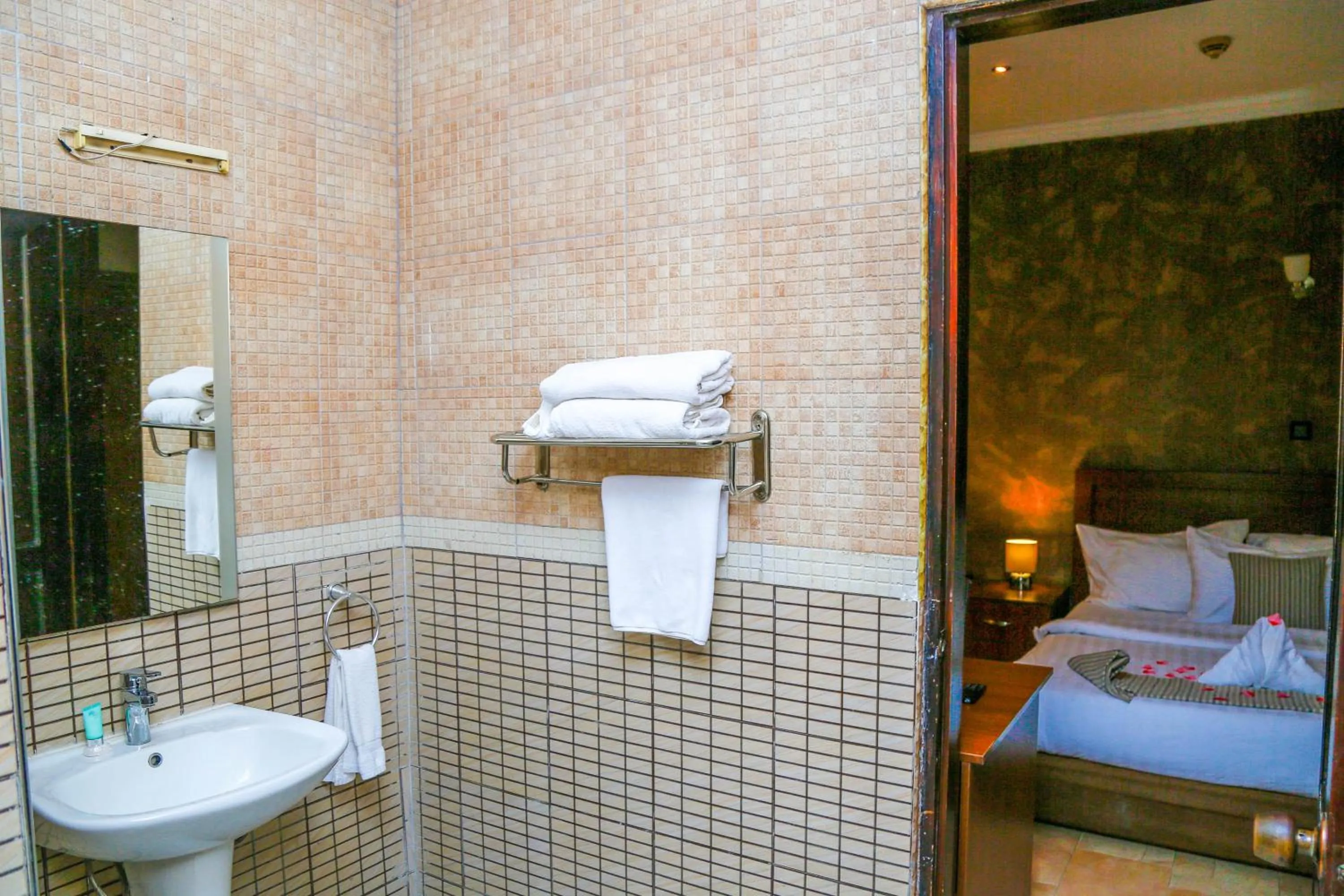 Bathroom, Bed in Midindi Hotel