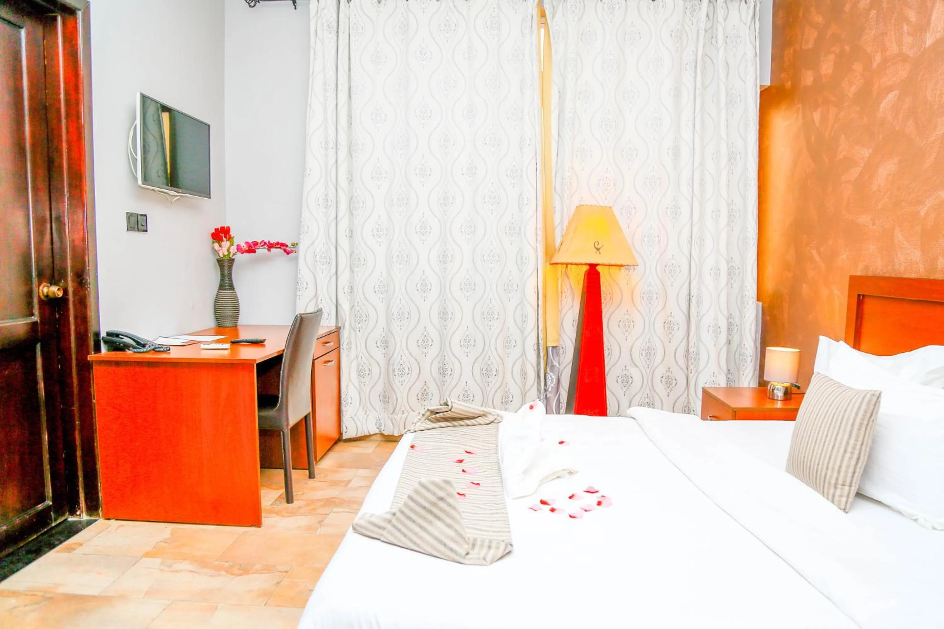 Bedroom, Bed in Midindi Hotel