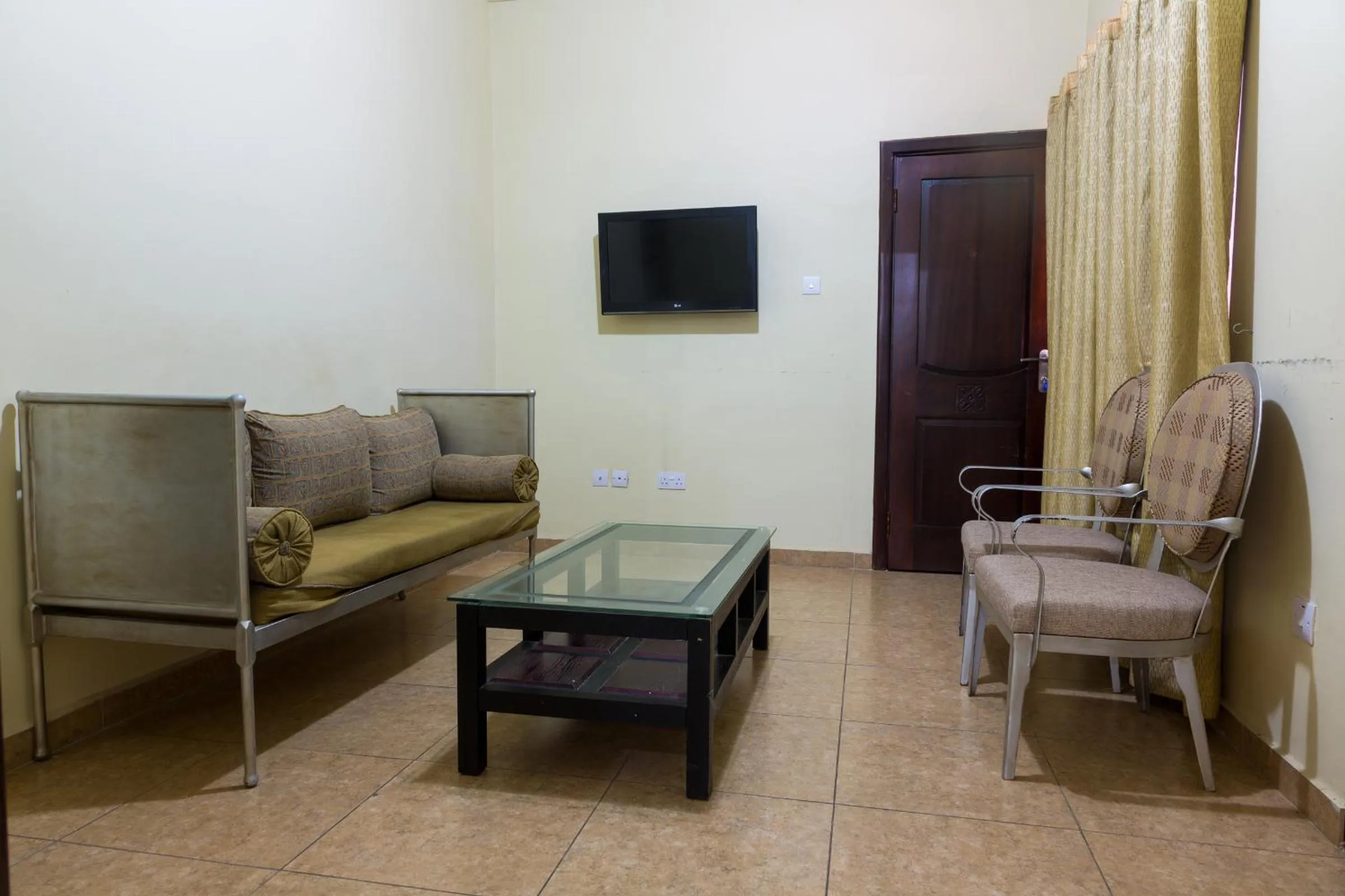 Communal lounge/ TV room in Midindi Hotel