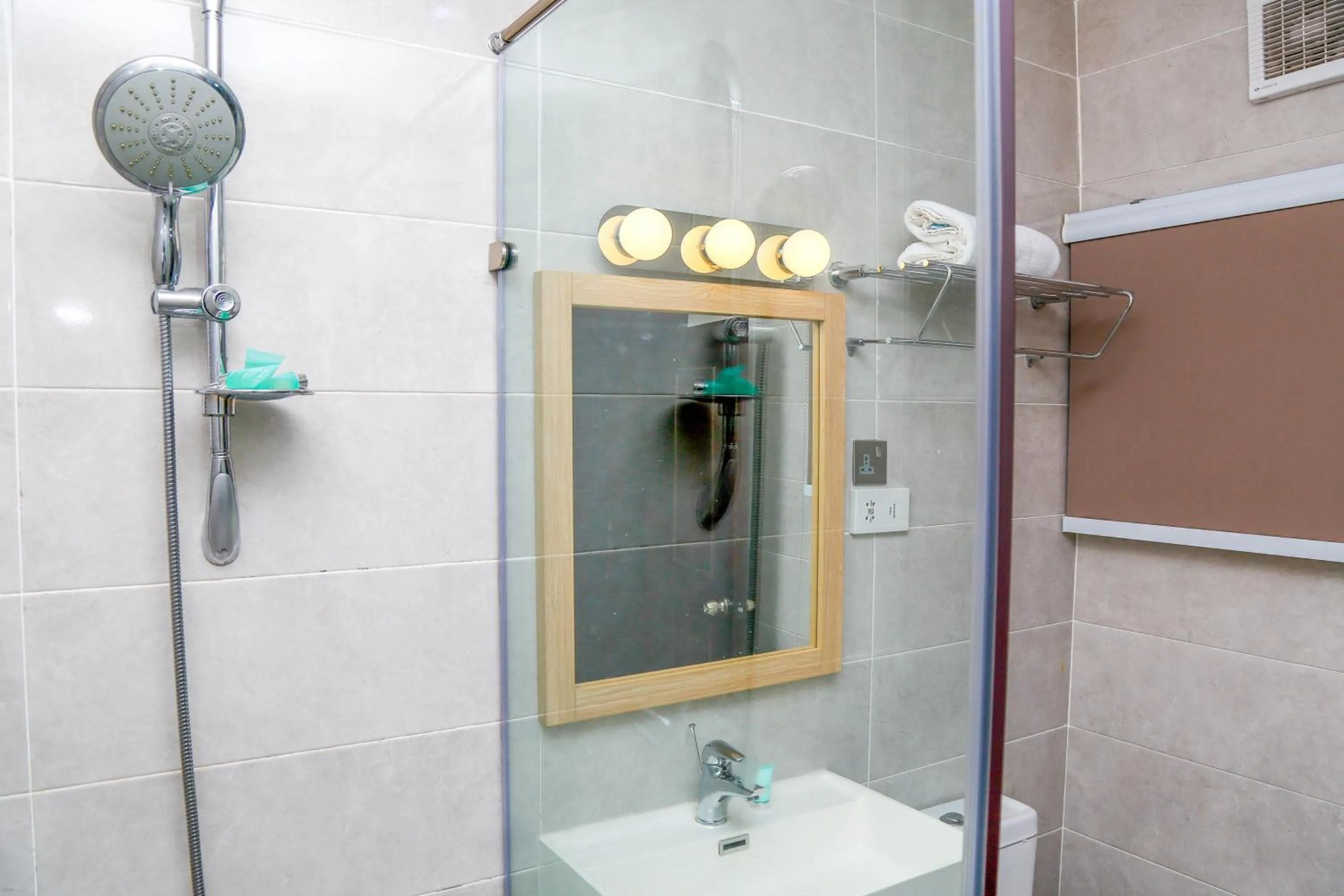 Shower in Midindi Hotel