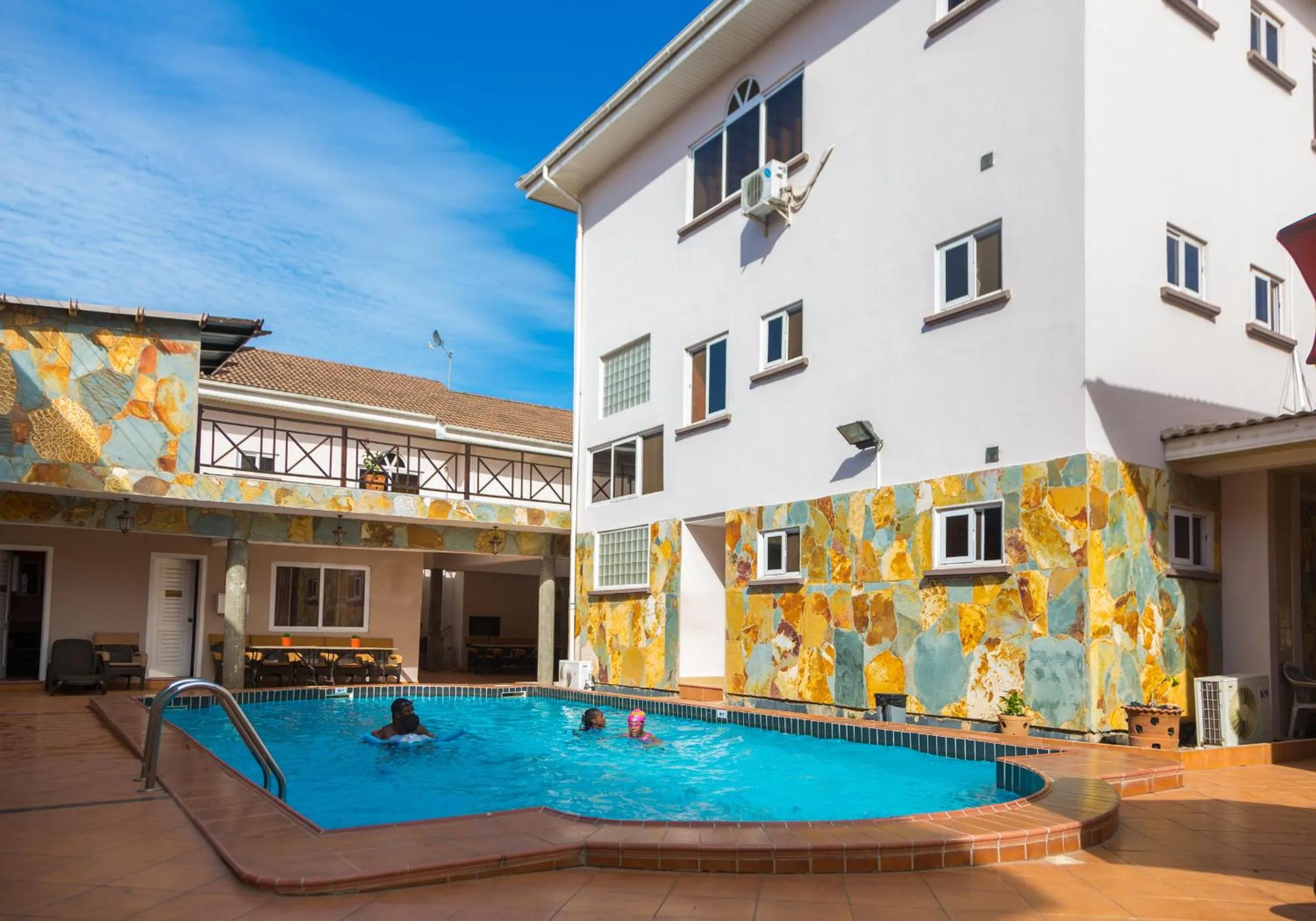 Swimming pool in Midindi Hotel