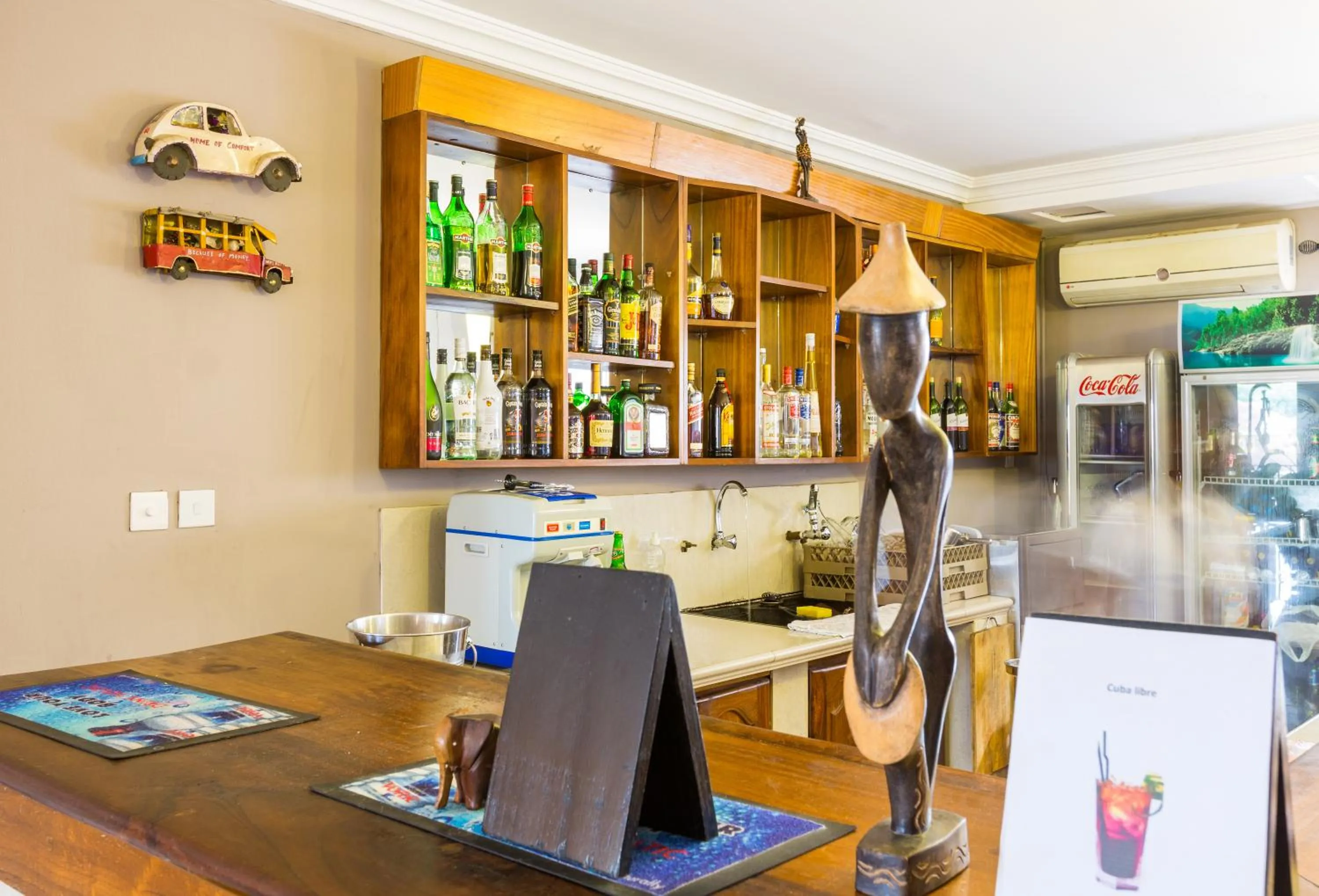 Restaurant/places to eat in Midindi Hotel