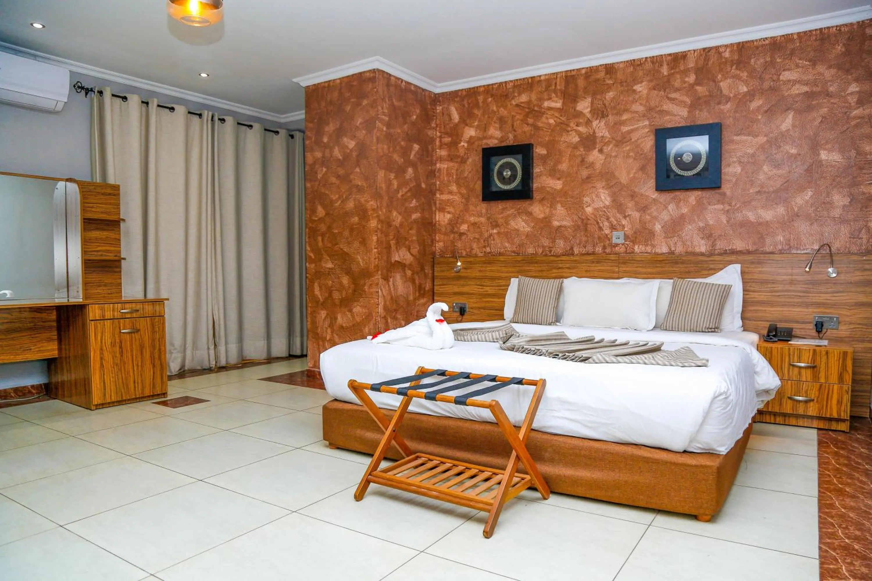 Bed in Midindi Hotel