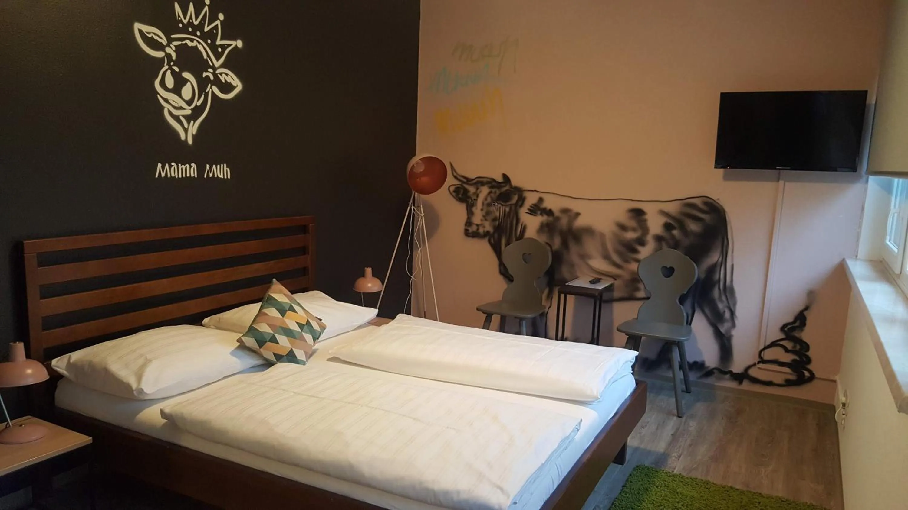 Photo of the whole room, Bed in Mama Muh Self-Check-in