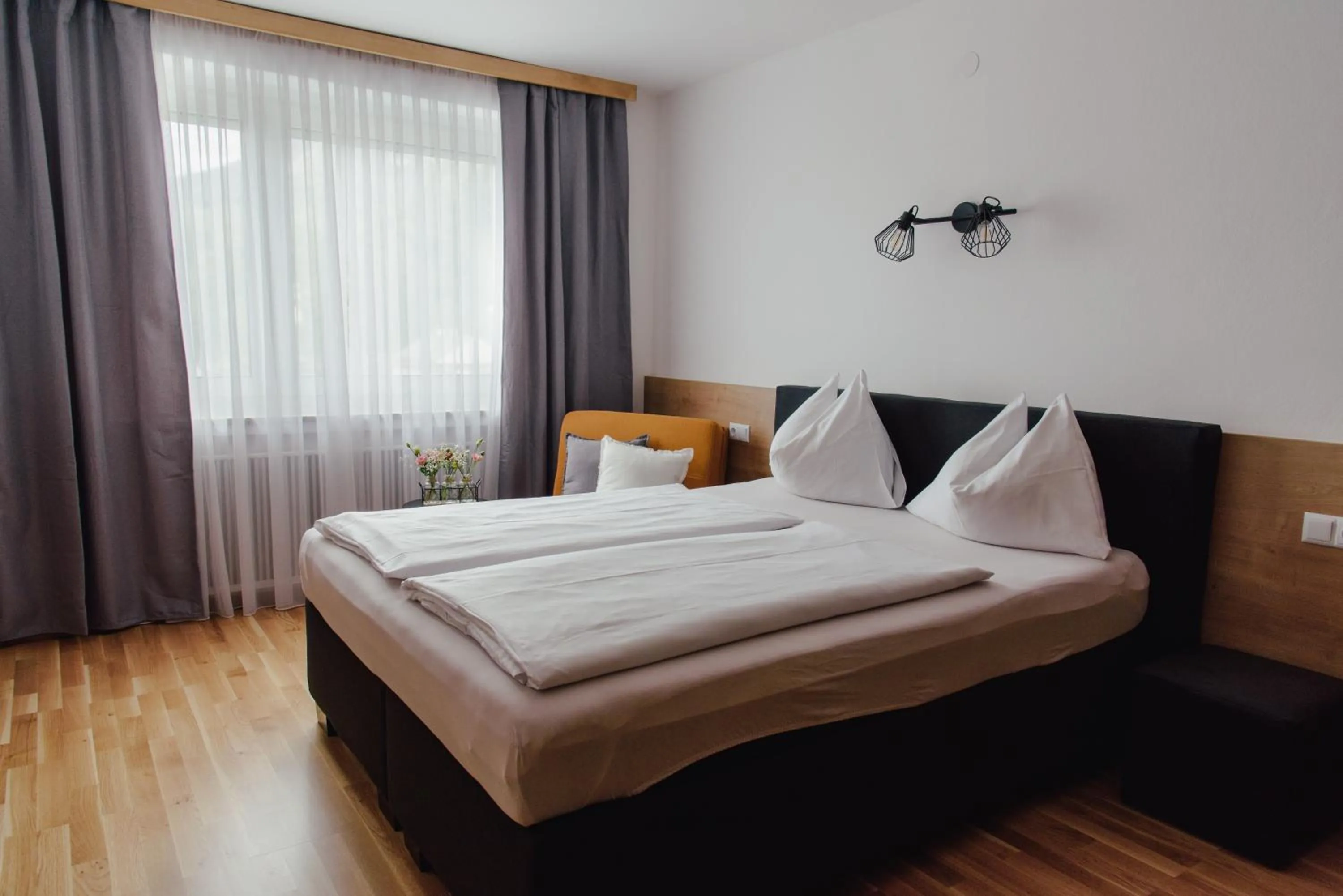 Photo of the whole room, Bed in Hotel Drei Kreuz - Self Check In