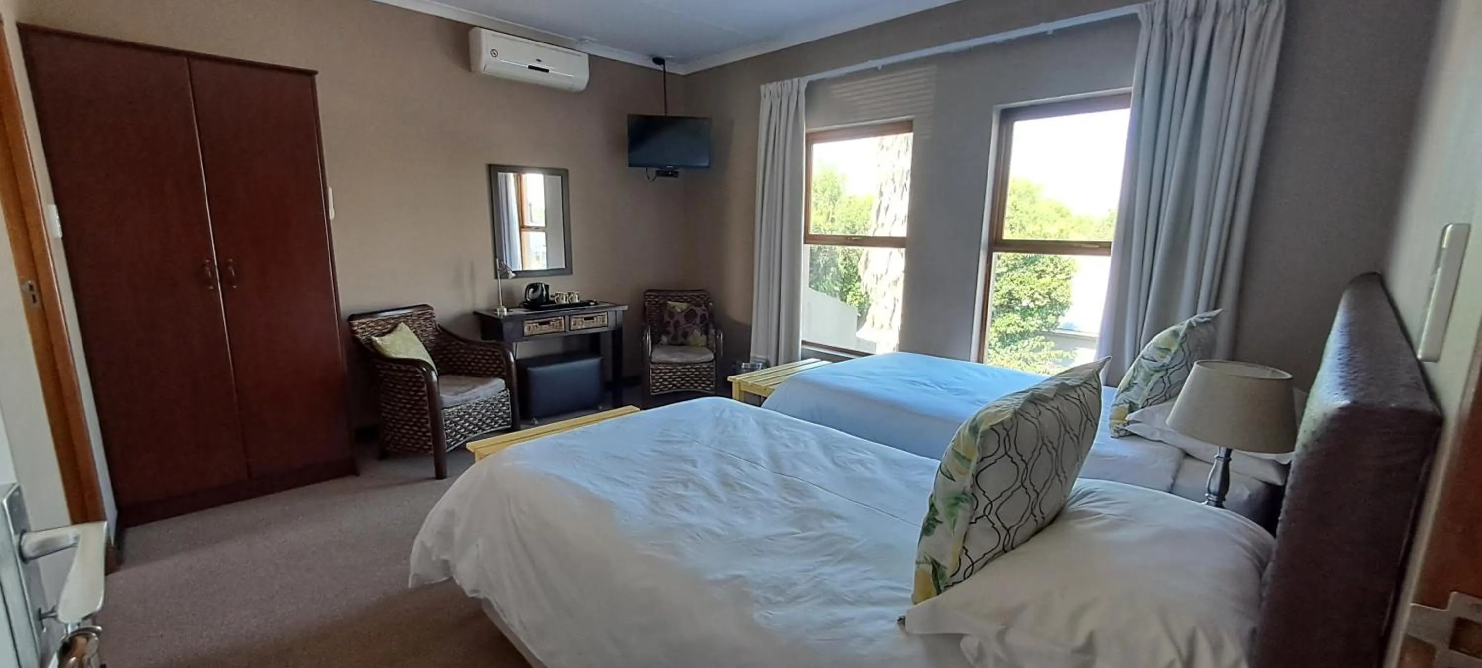 Bed in Karoo Sun Guest House