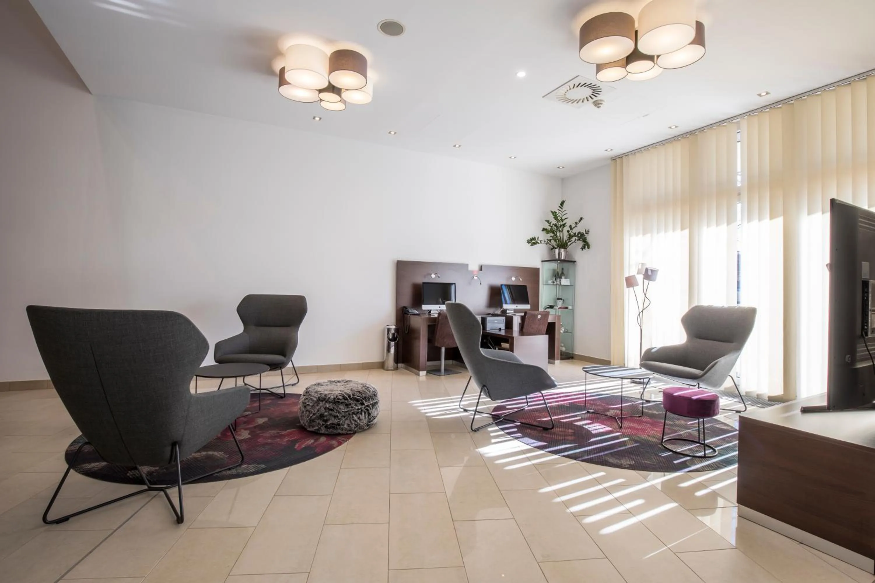 Communal lounge/ TV room in Hotel Mercure Graz City