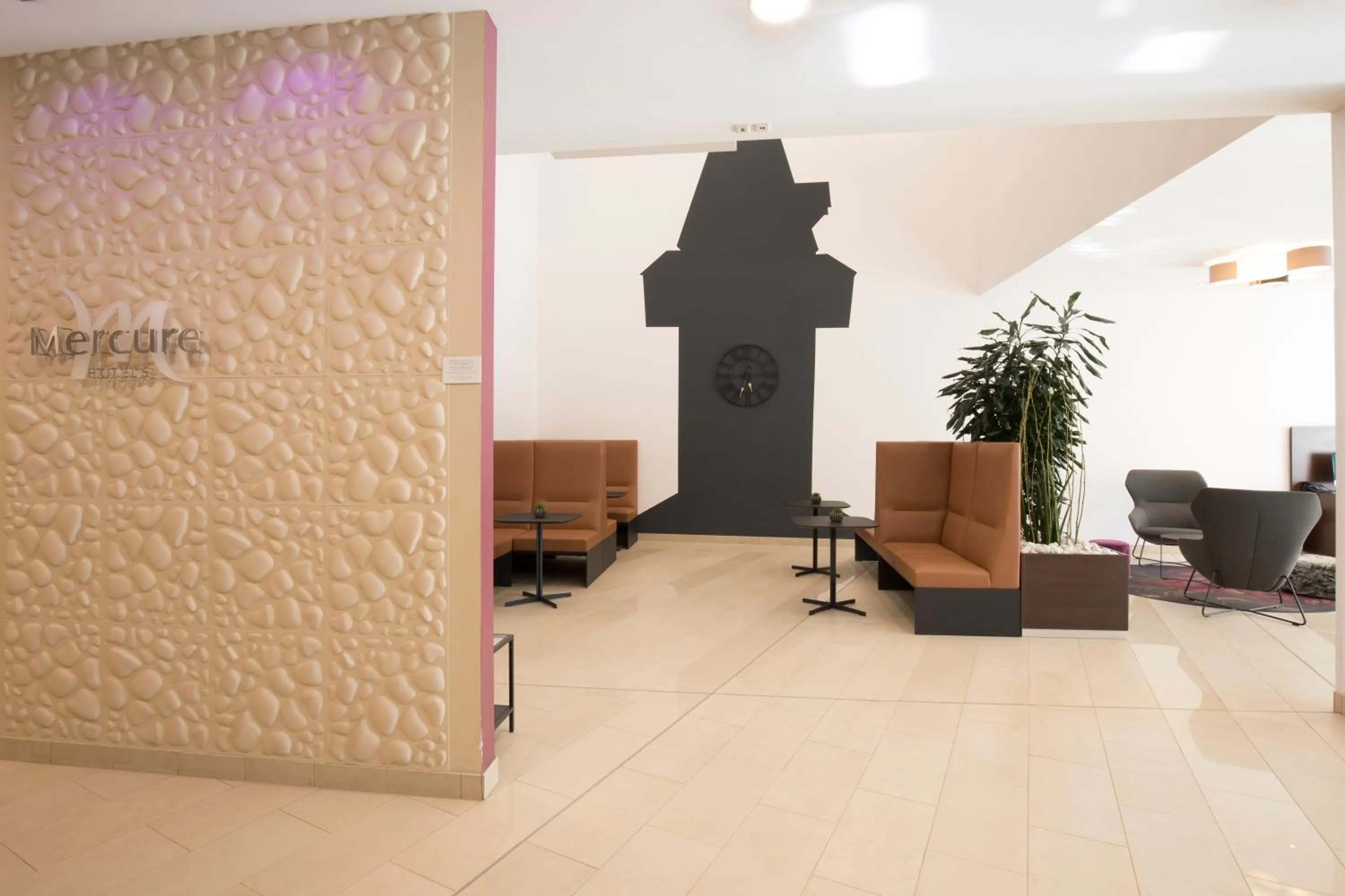 Communal lounge/ TV room in Hotel Mercure Graz City