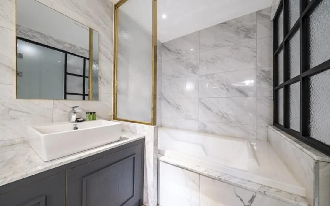 Toilet in KNox Hotel