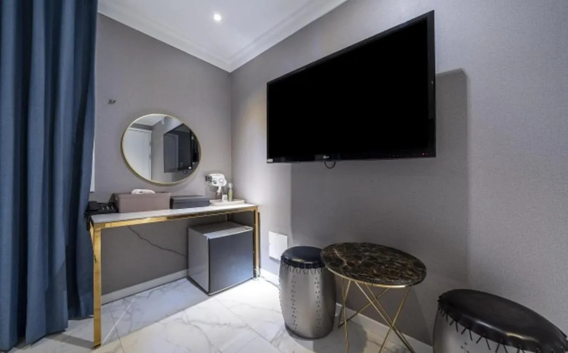 Communal lounge/ TV room in KNox Hotel