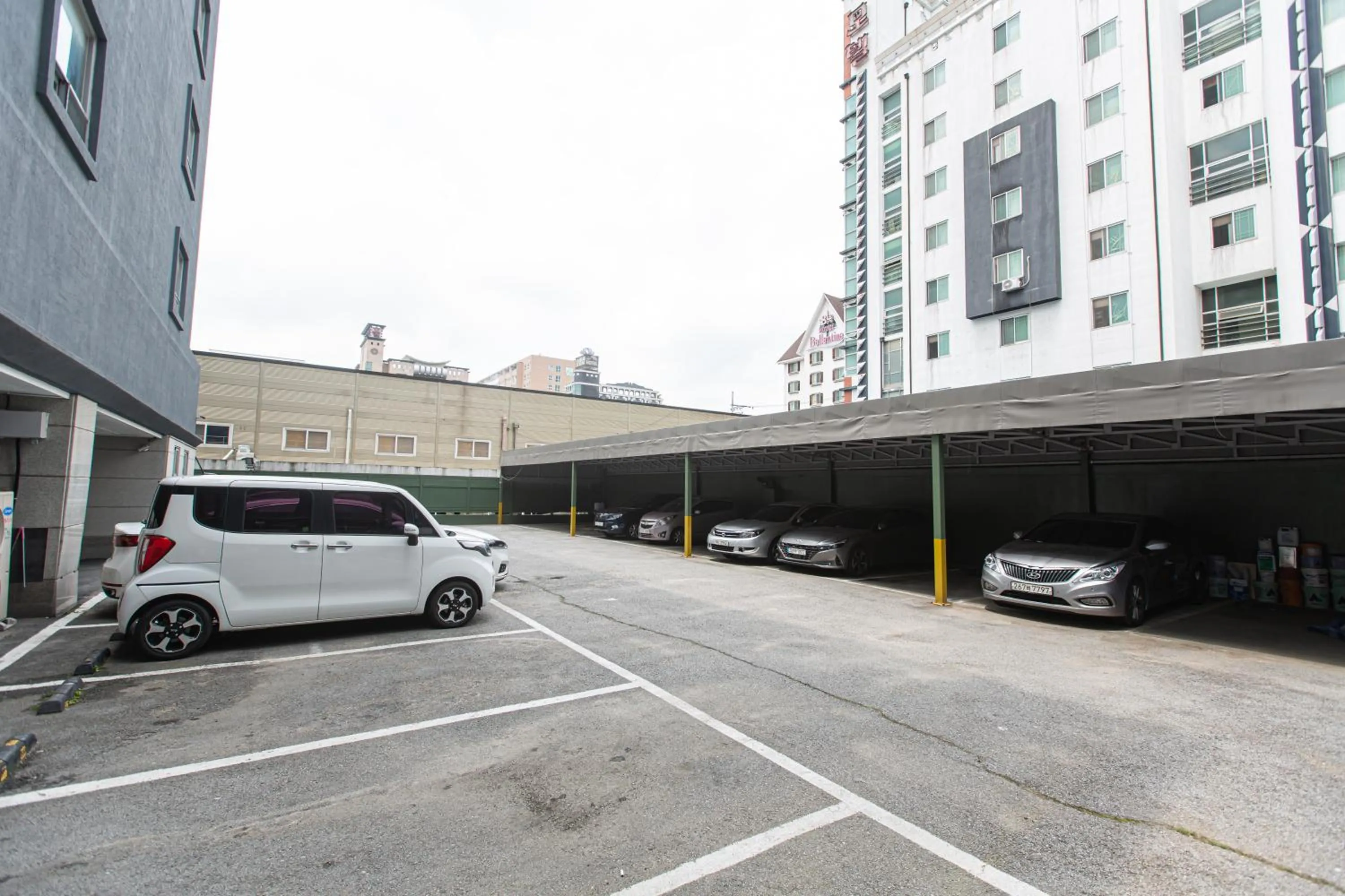 Parking in KNox Hotel