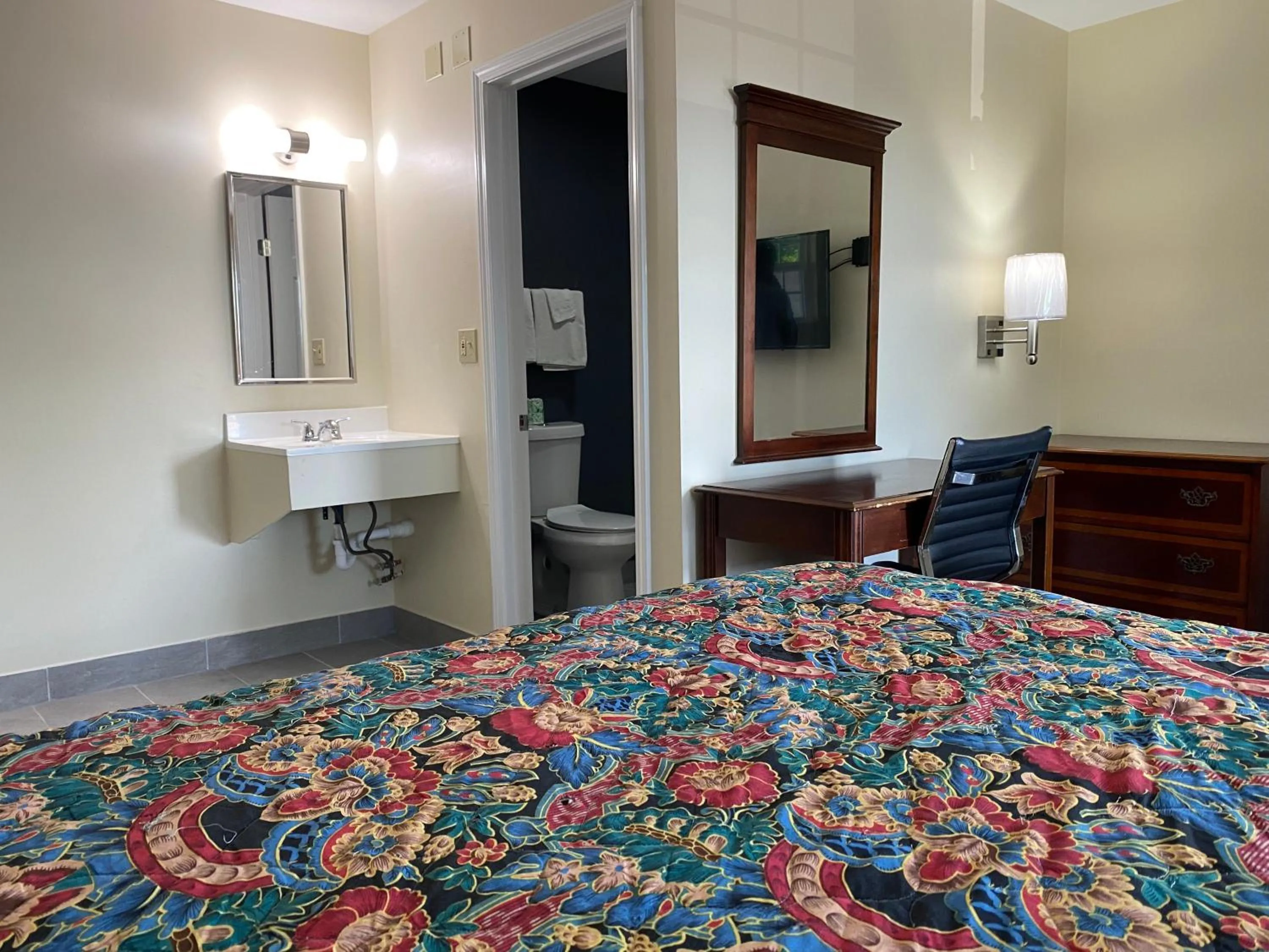 Photo of the whole room, Bed in Relax Inn-Plaquemine