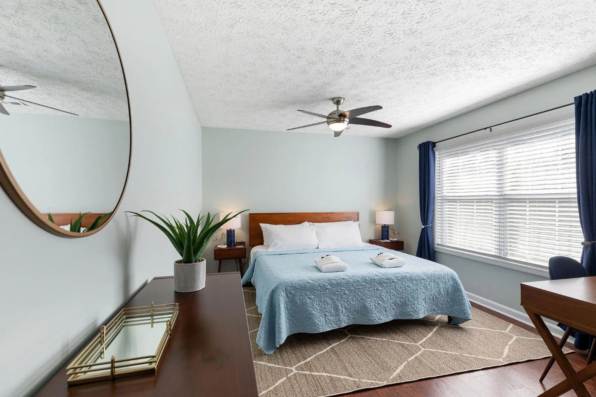 Bed in 2nd Block E Huron - Keep Palm - Adorable House Minutes from the Beach