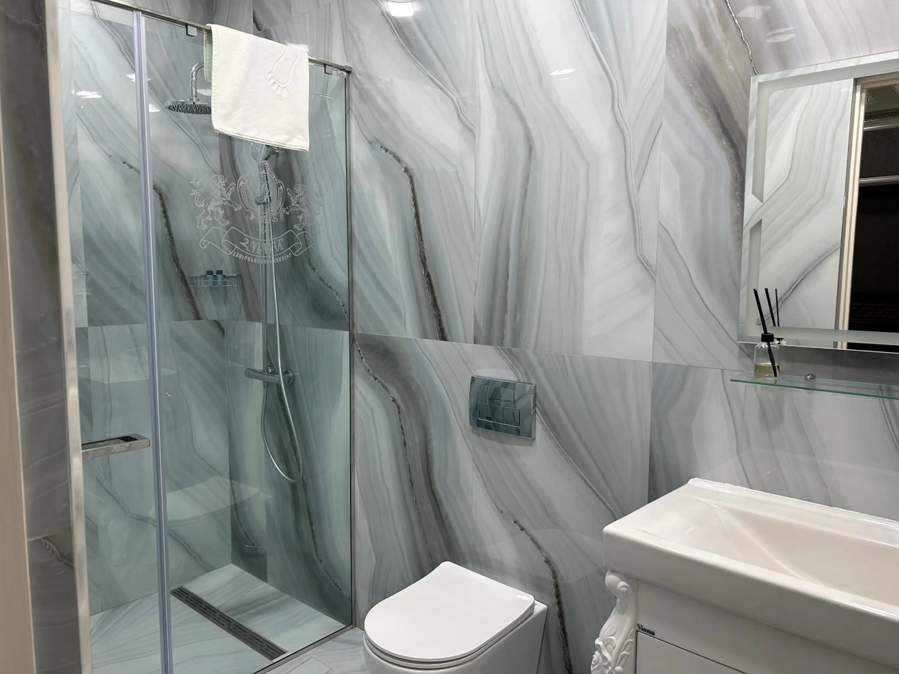 Shower in Hotel Roma & Tours
