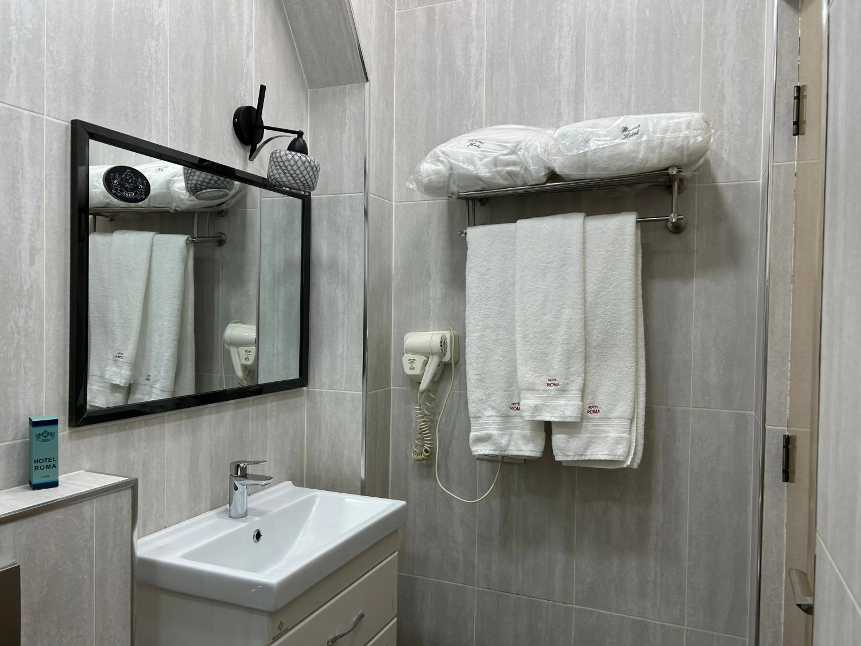 Bathroom in Hotel Roma & Tours