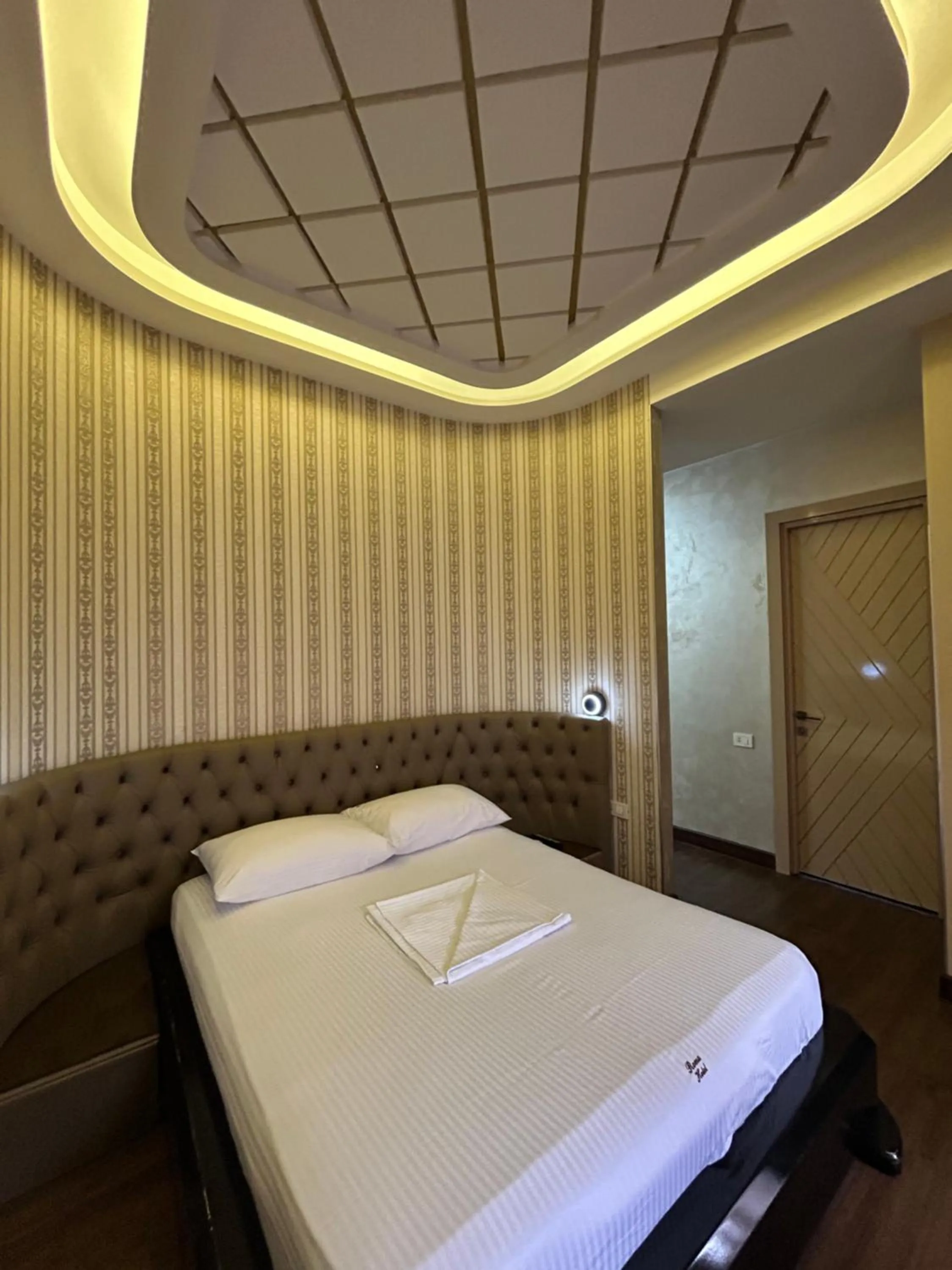 Bed in Hotel Roma & Tours