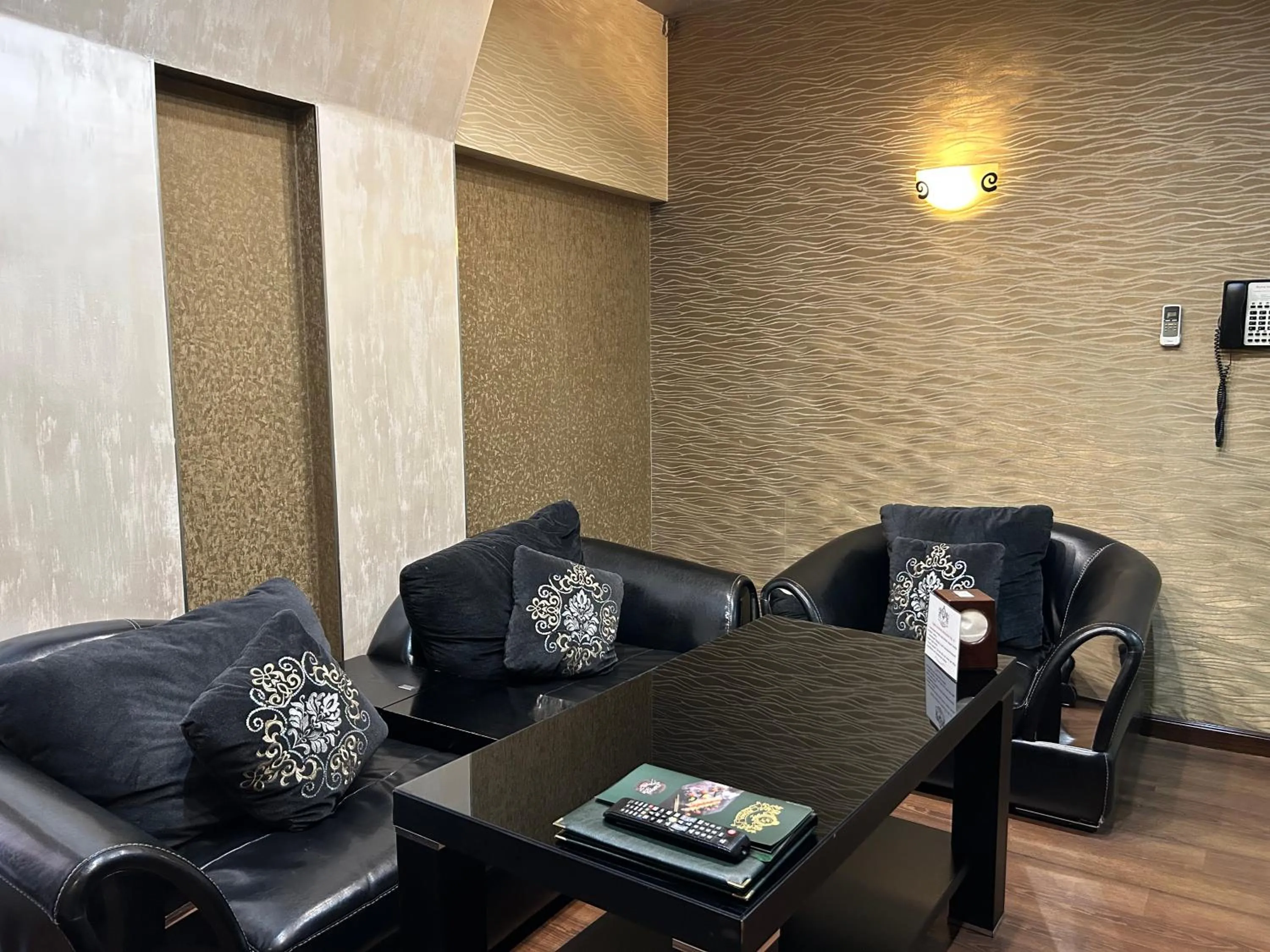 Seating area in Hotel Roma & Tours