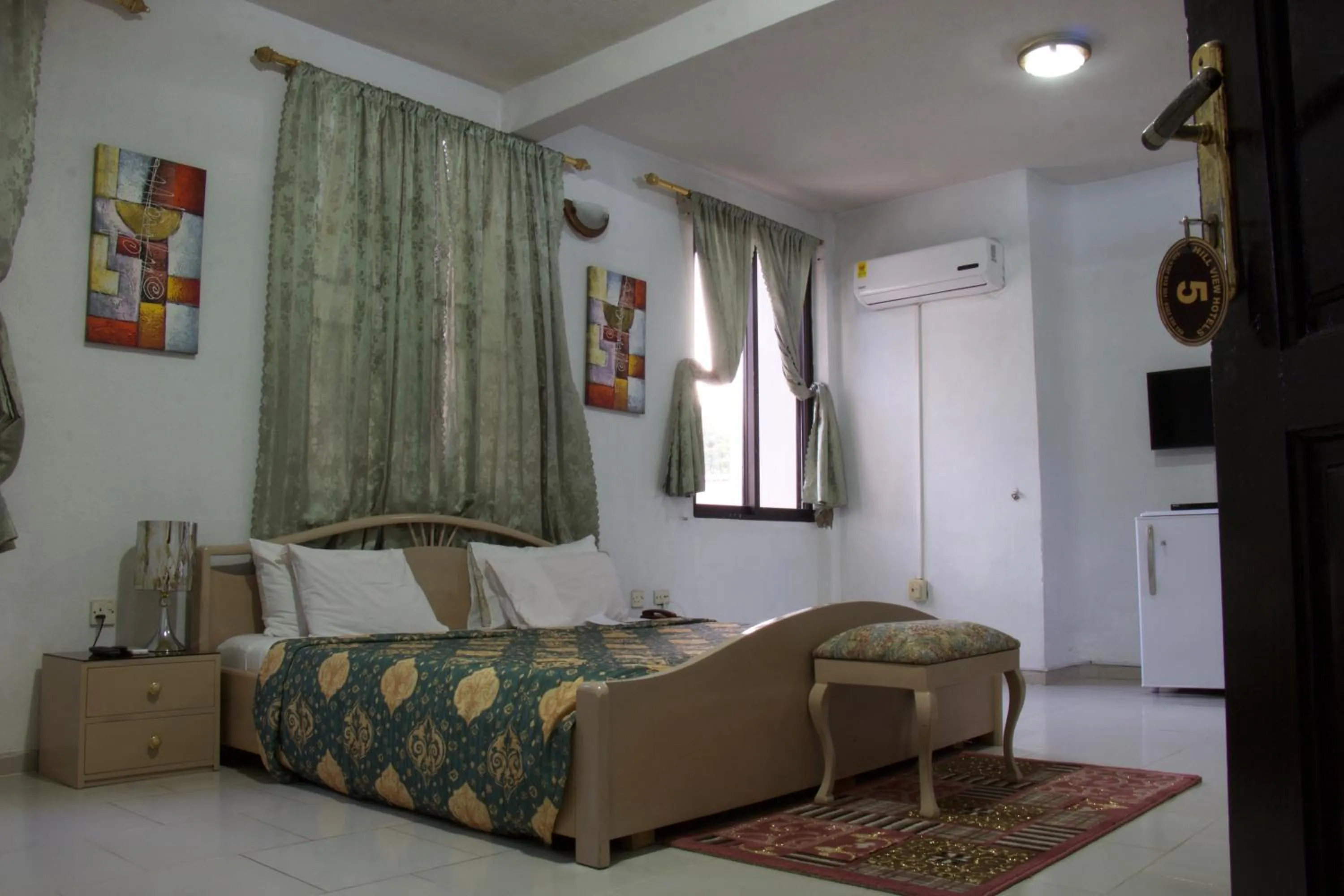 TV and multimedia, Bed in Hill View Hotel McCarthy Hills