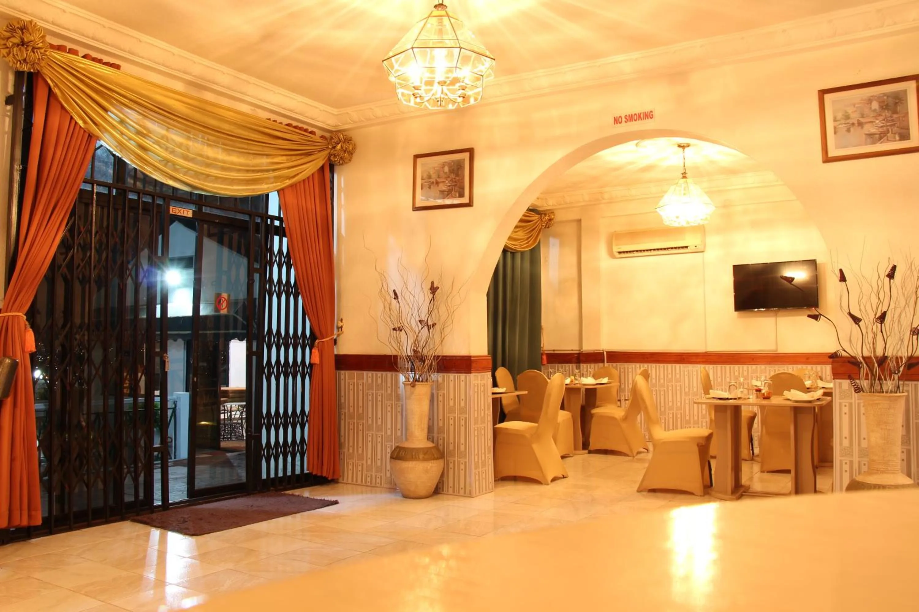 Restaurant/places to eat in Hill View Hotel McCarthy Hills