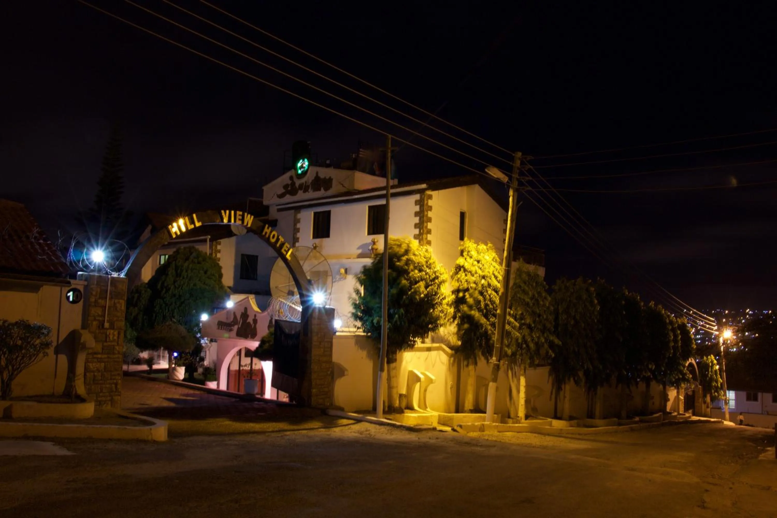 Facade/entrance in Hill View Hotel McCarthy Hills