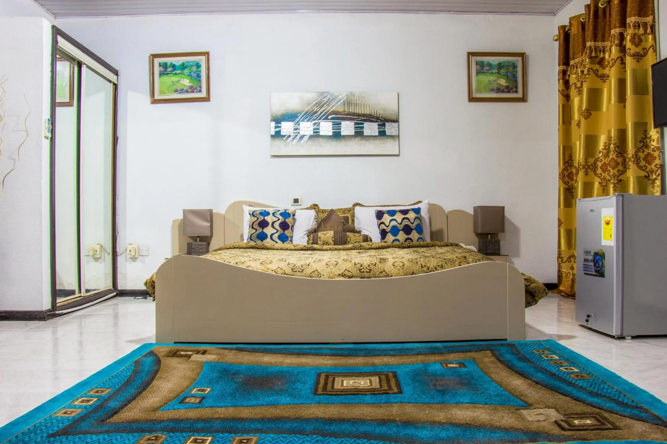 Shower, Bed in Hill View Hotel McCarthy Hills