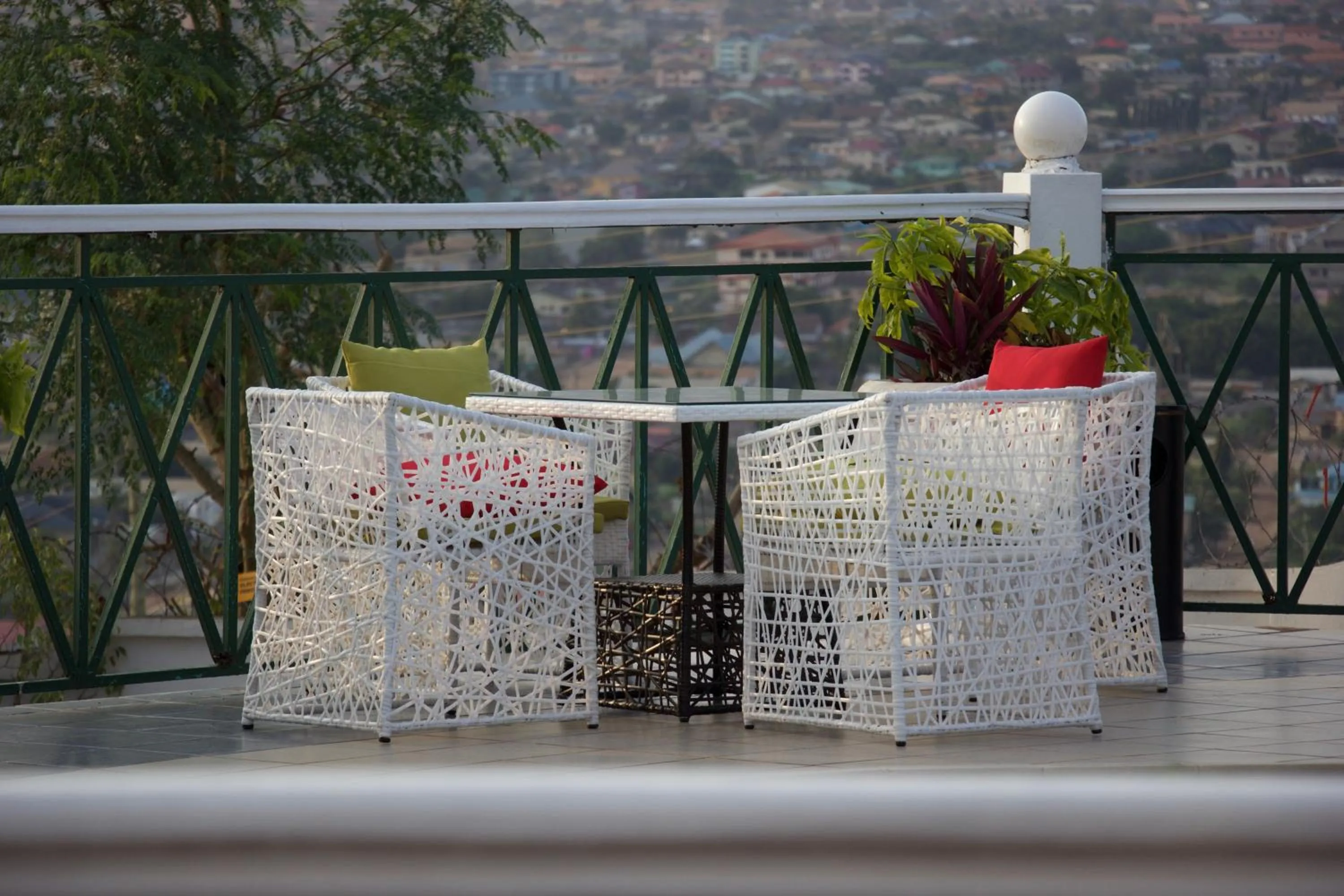 Restaurant/places to eat in Hill View Hotel McCarthy Hills