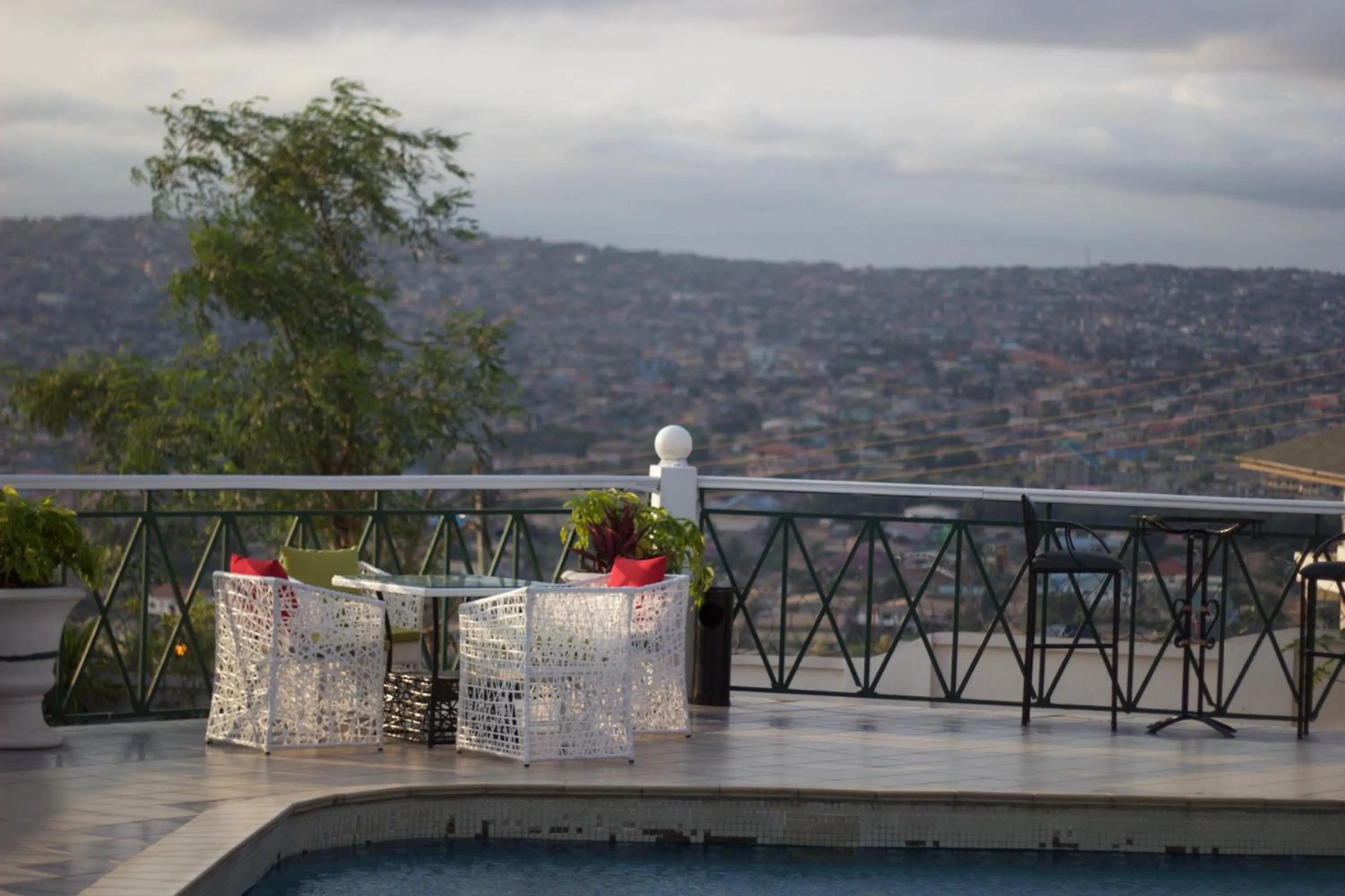 Restaurant/places to eat in Hill View Hotel McCarthy Hills