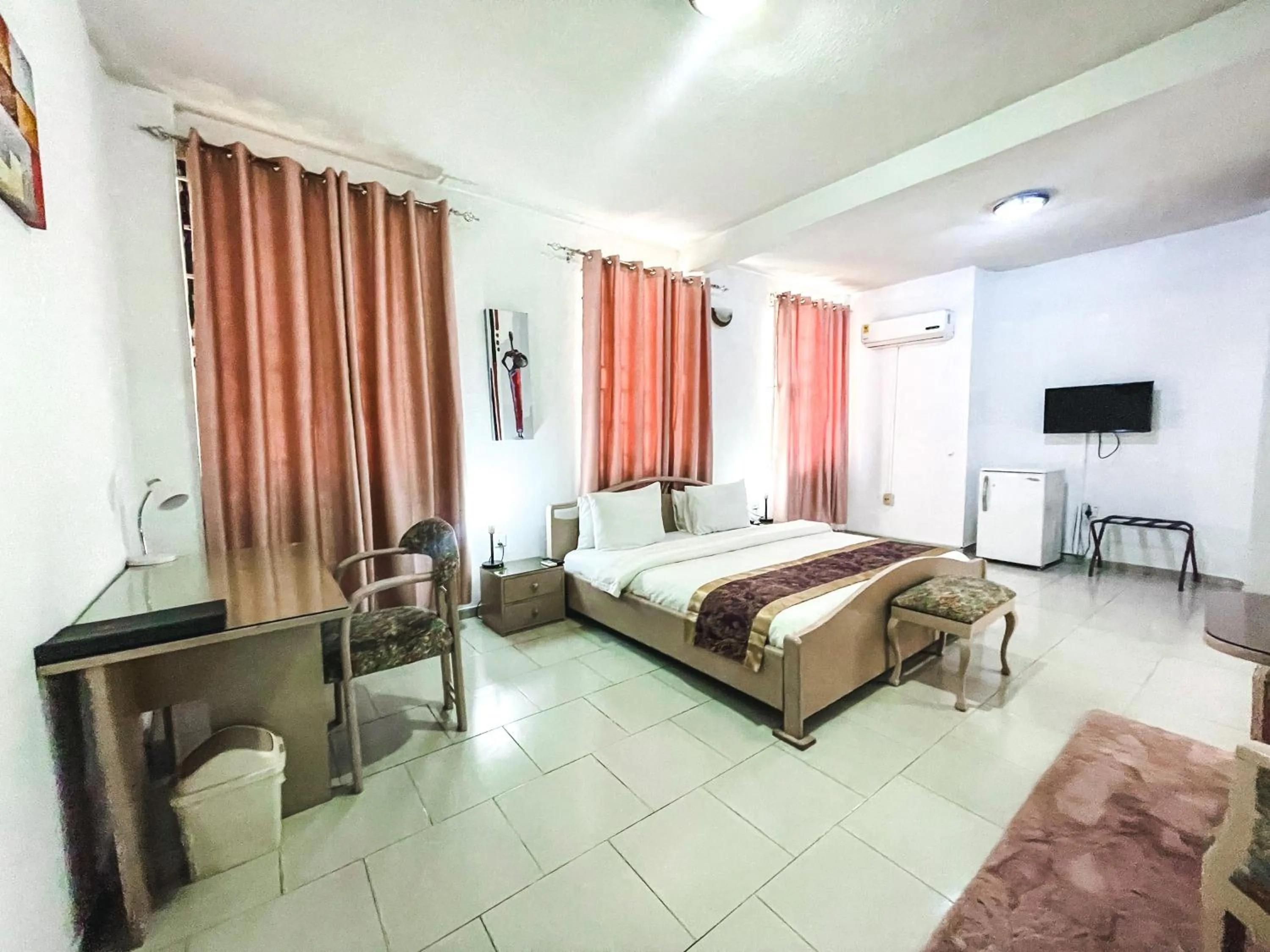 Photo of the whole room, Bed in Hill View Hotel McCarthy Hills