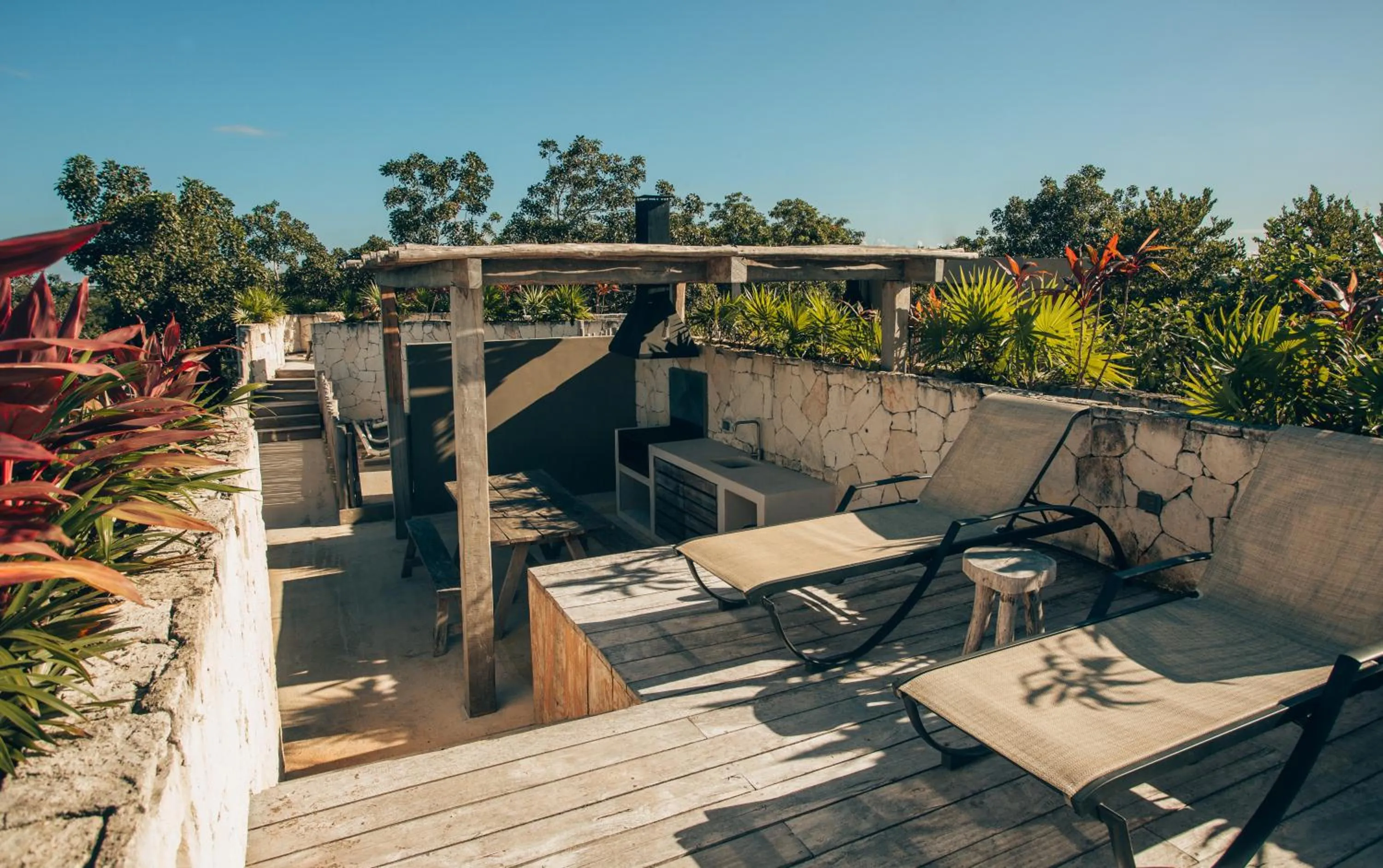 Patio in Vida Jungle Boho Apart 14 with special fee to access Hotel Bardo