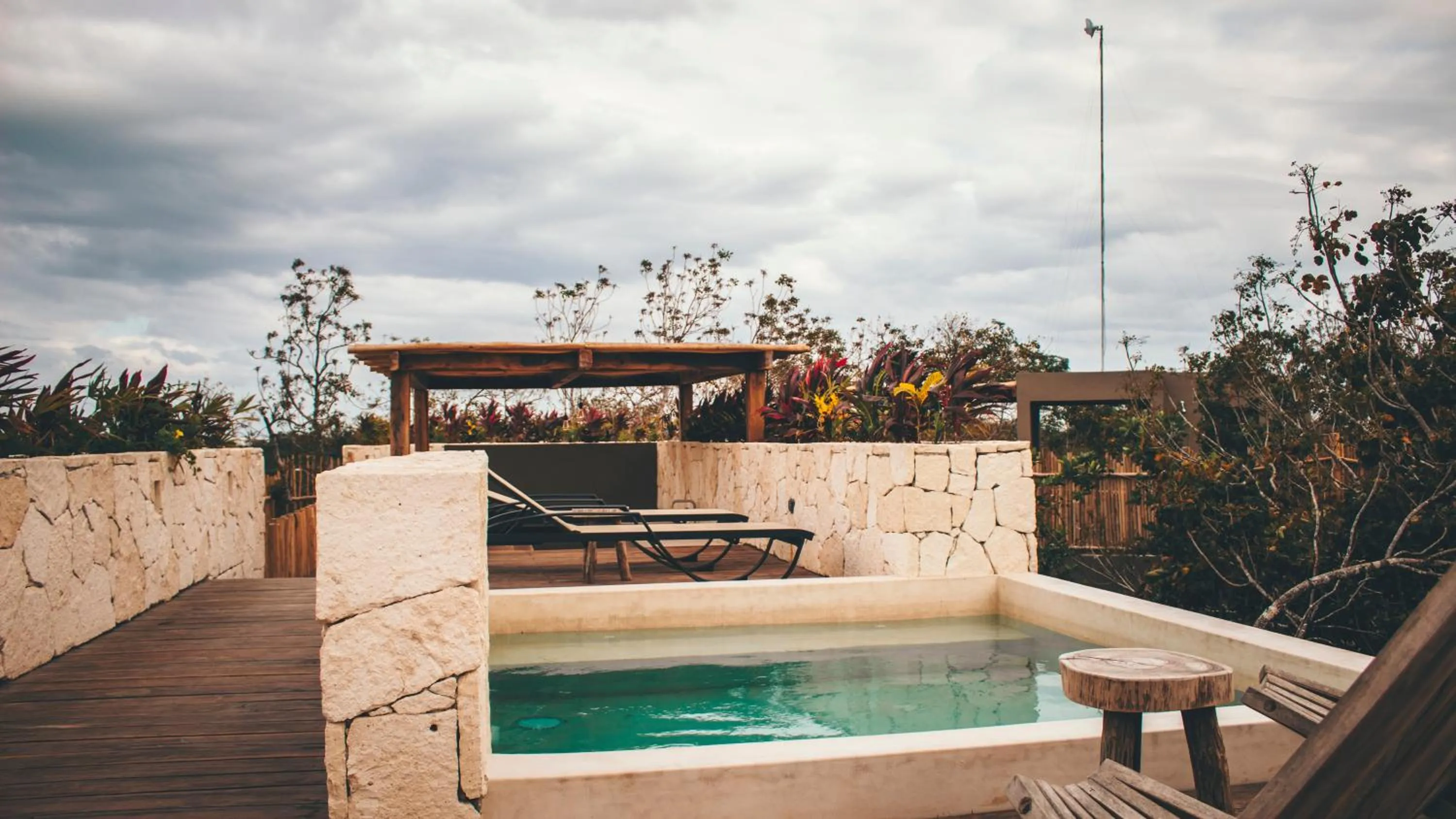 Pool view in Vida Jungle Boho Apart 14 with special fee to access Hotel Bardo