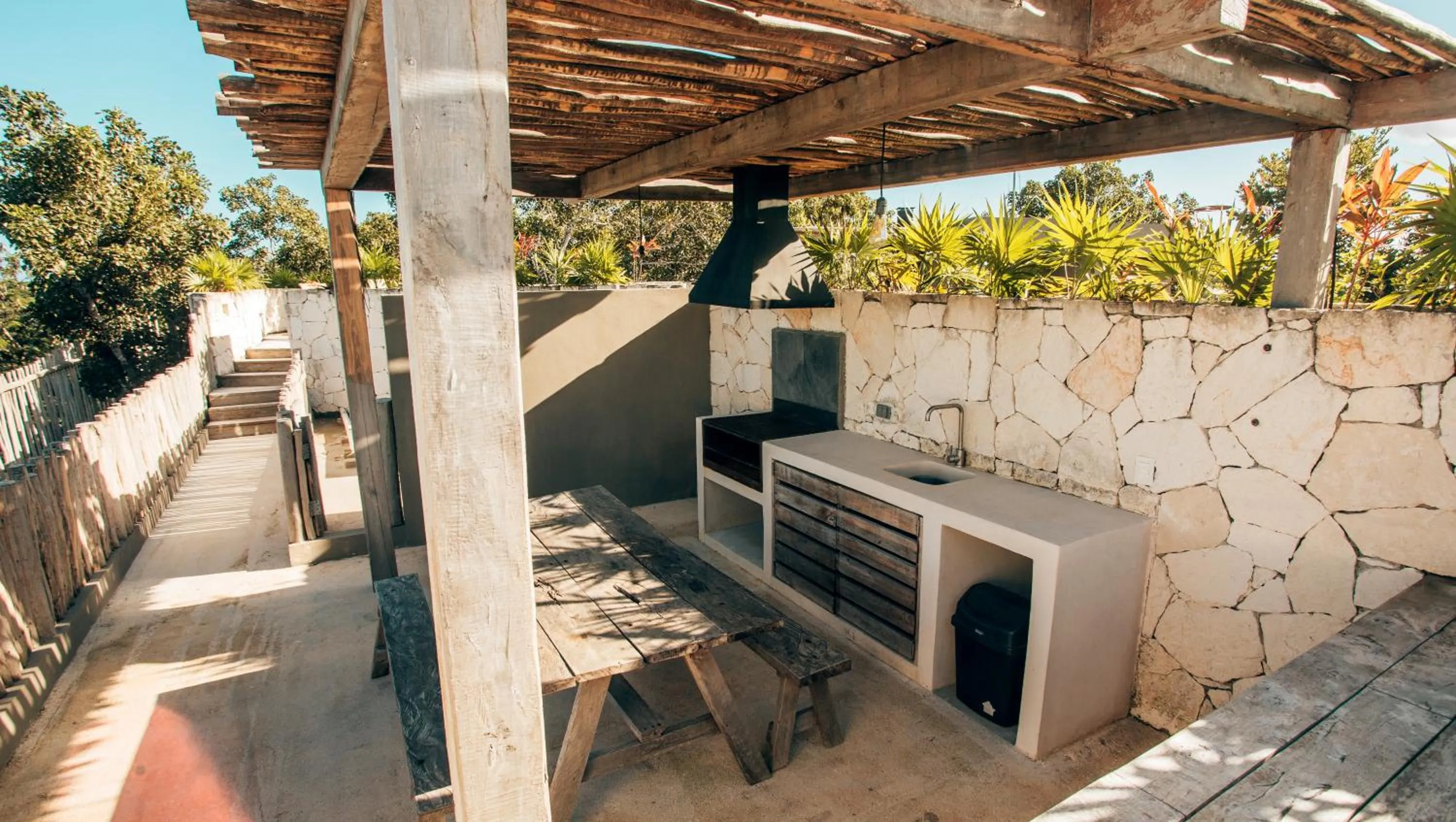 BBQ facilities in Vida Jungle Boho Apart 14 with special fee to access Hotel Bardo