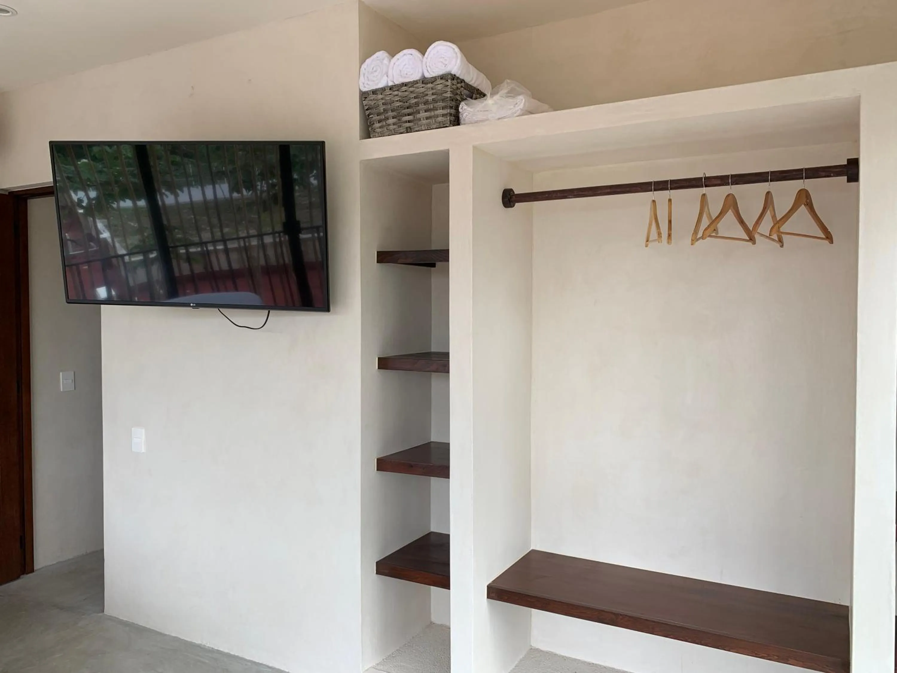 TV and multimedia in Vida Jungle Boho Apart 14 with special fee to access Hotel Bardo