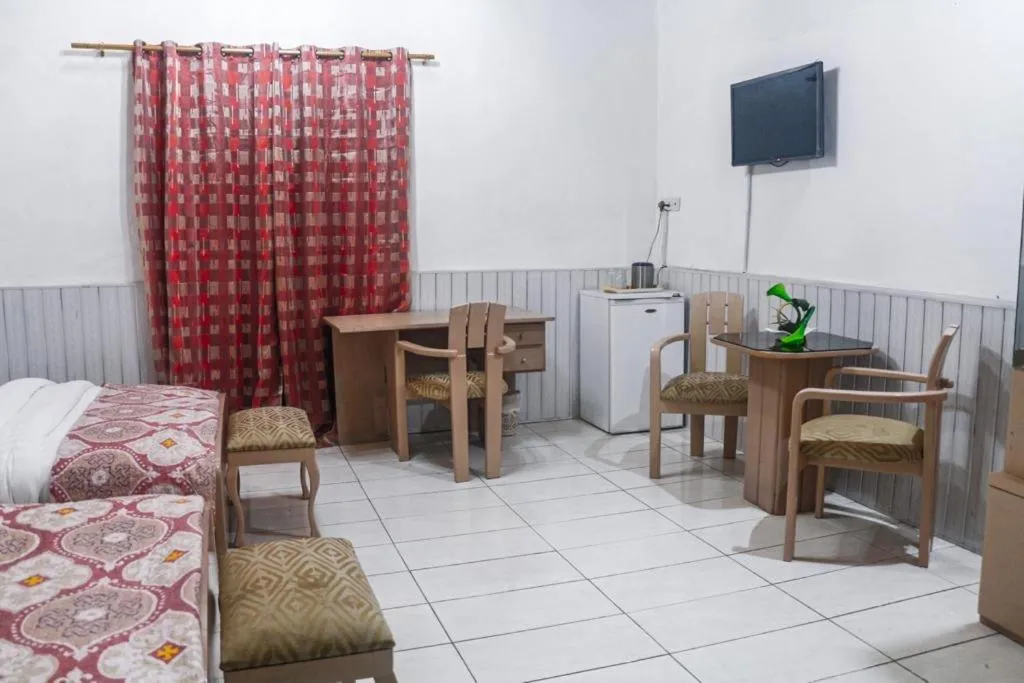 Hill View Hotel West Airport