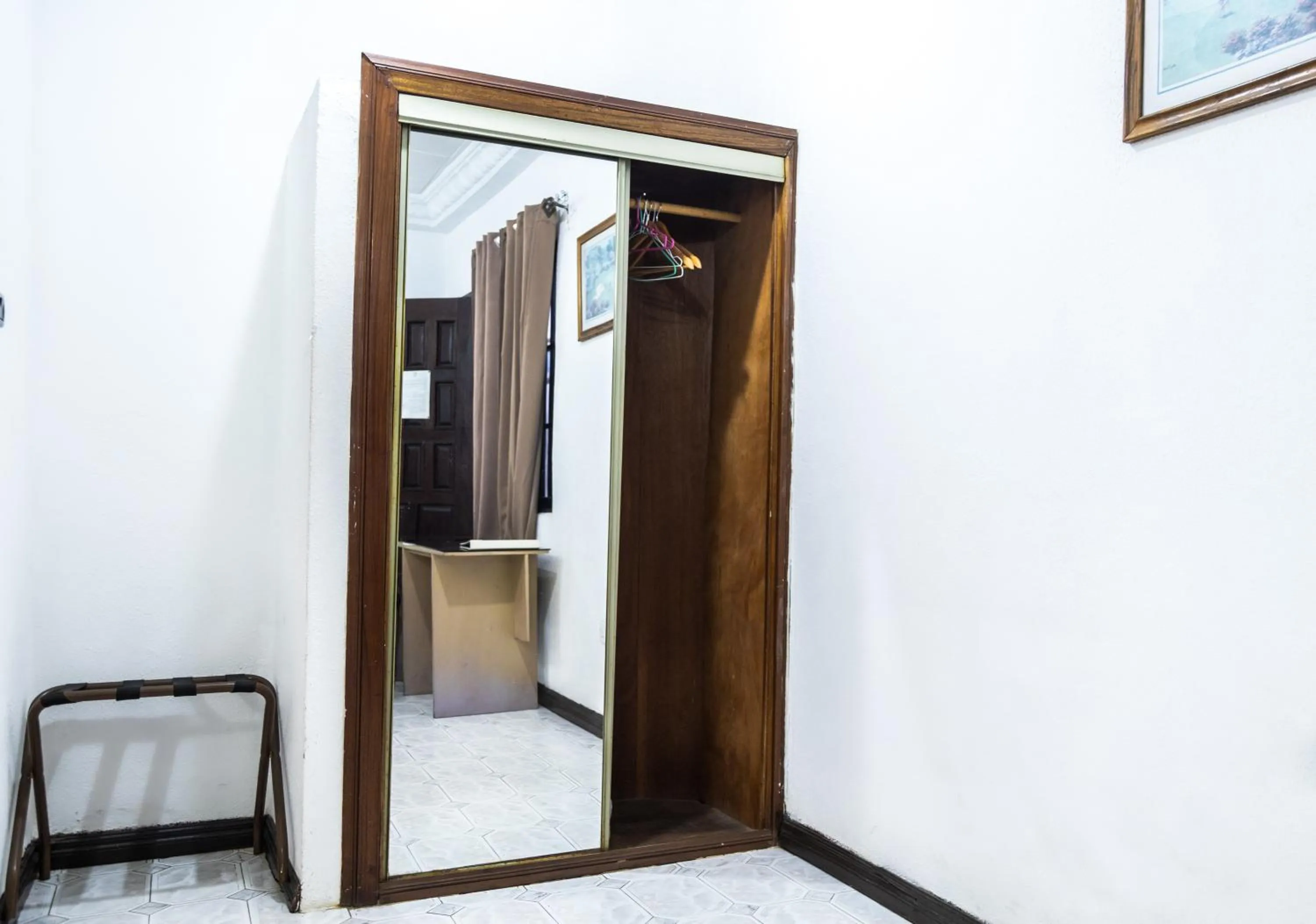 Hill View Hotel West Airport