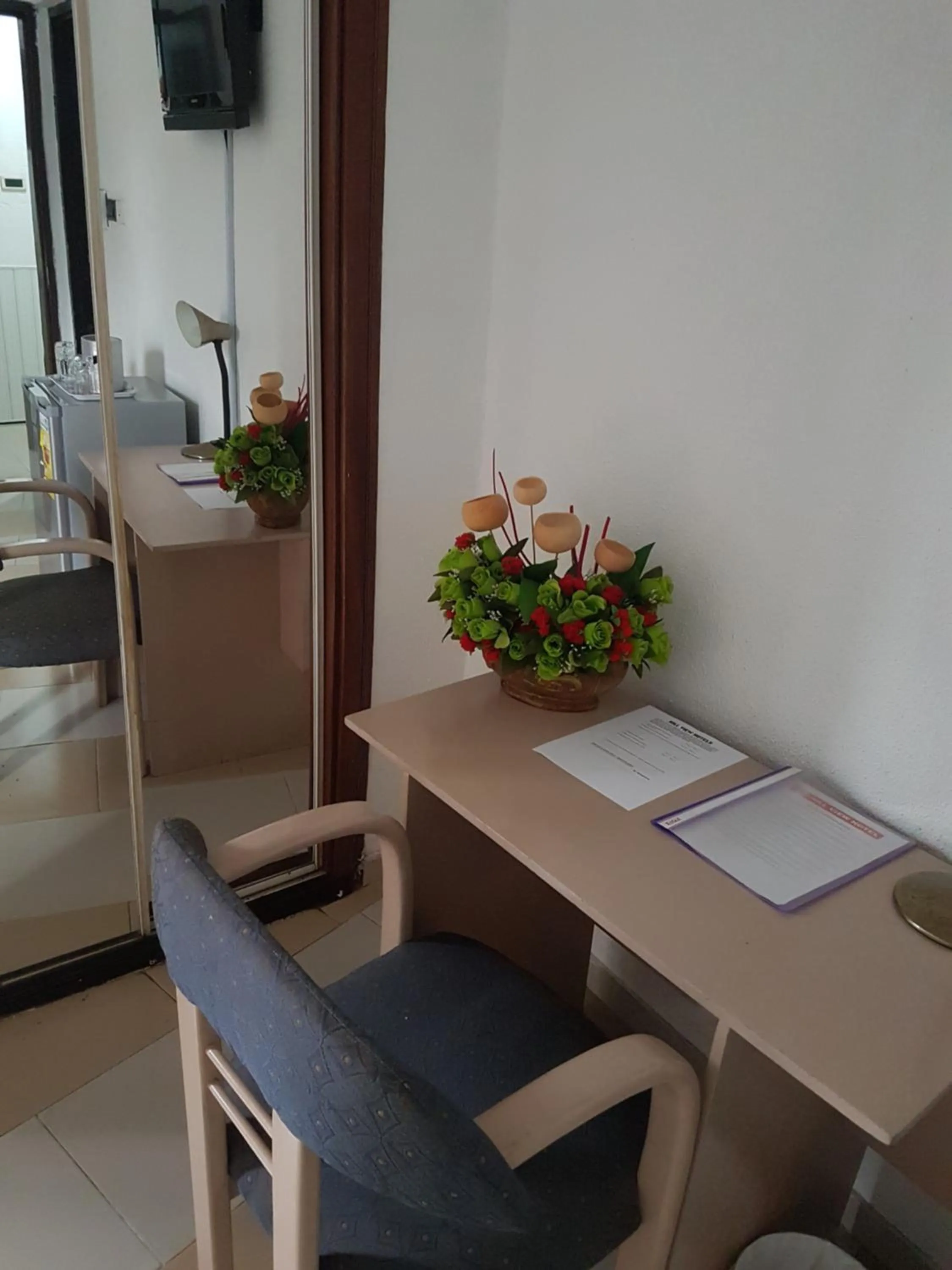 Seating area in Hill View Hotel West Airport