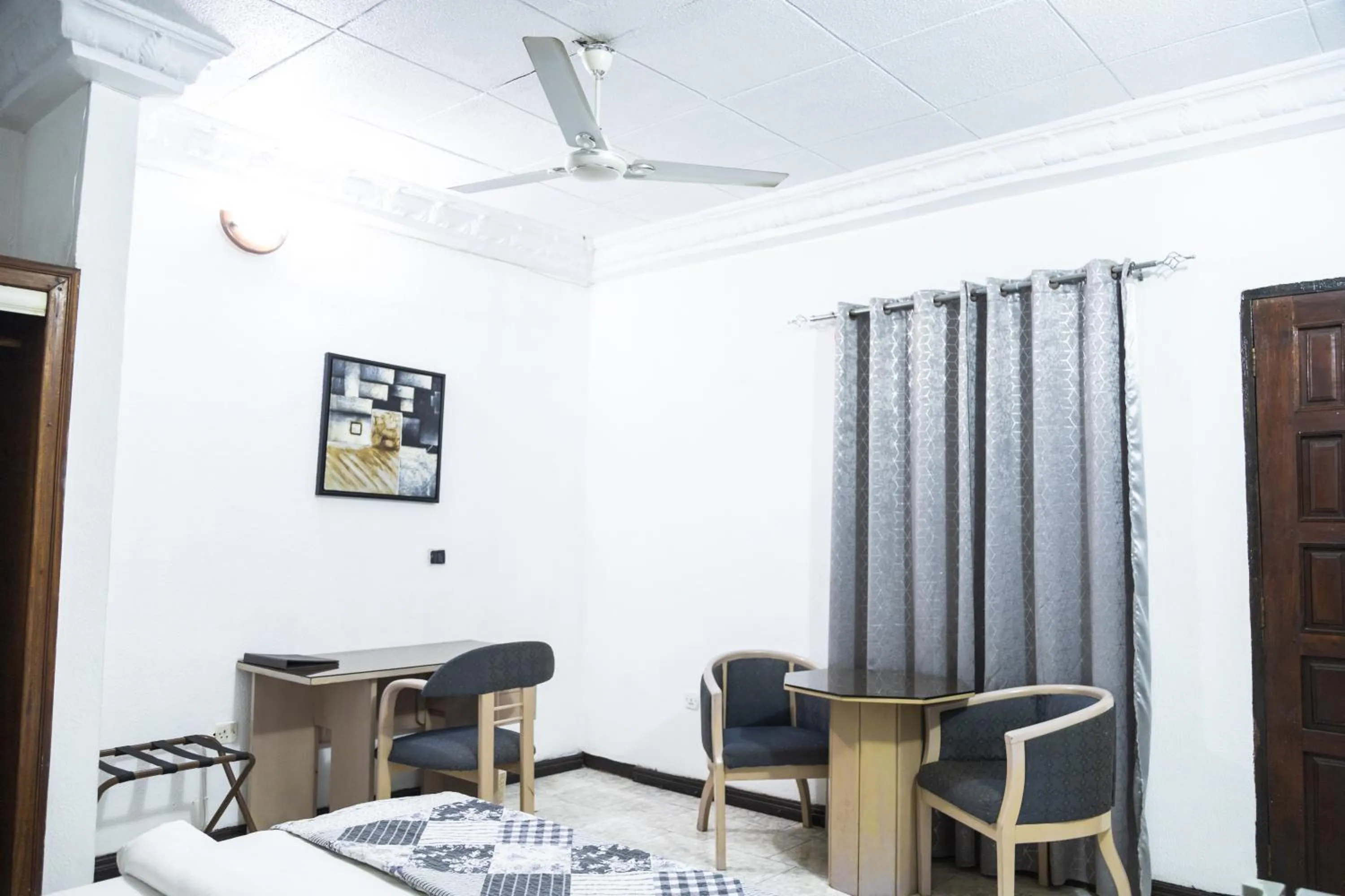 Hill View Hotel West Airport