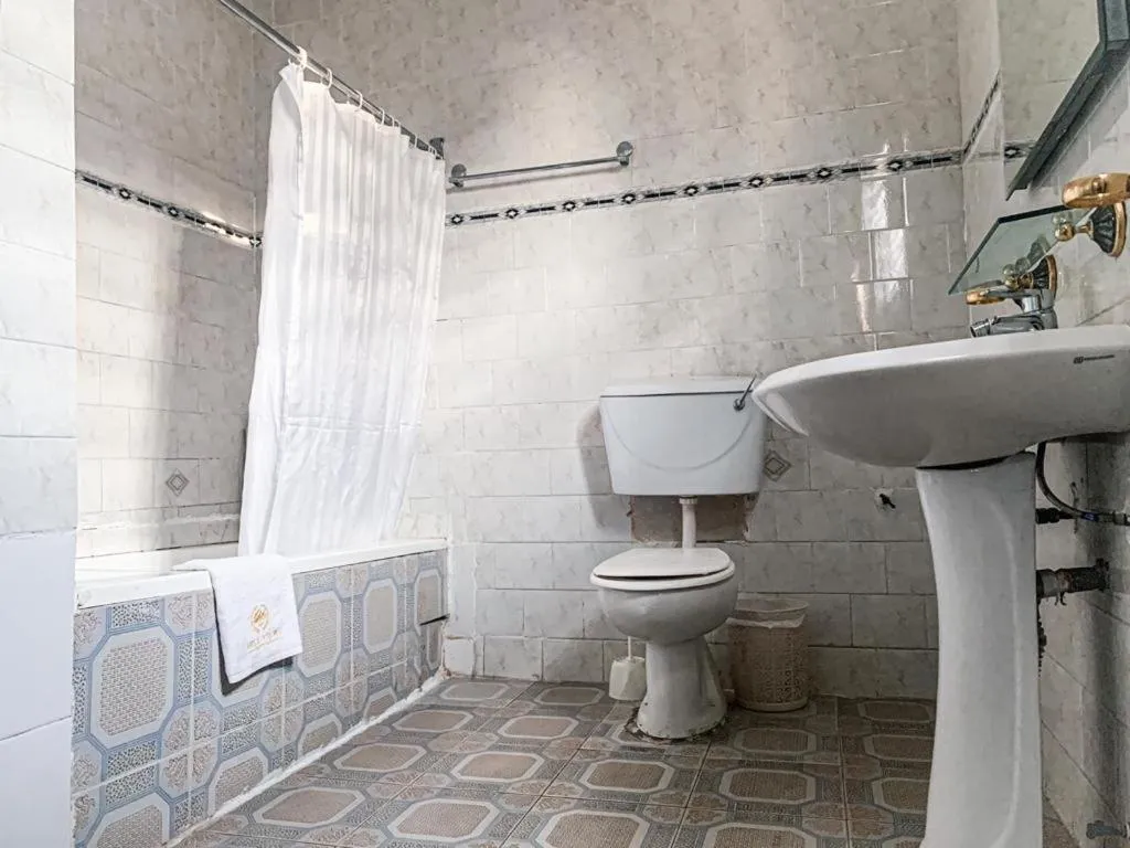 Hill View Hotel West Airport