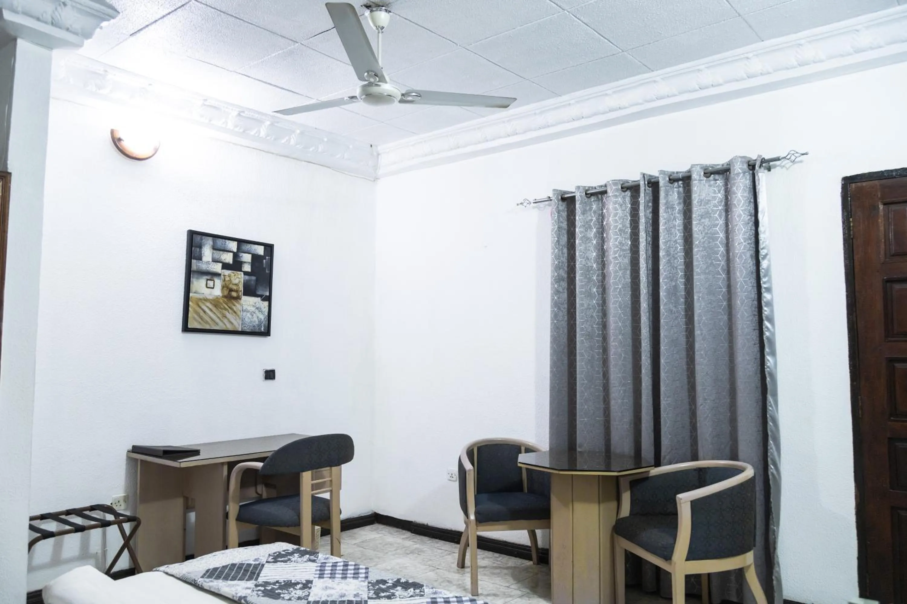 Hill View Hotel West Airport