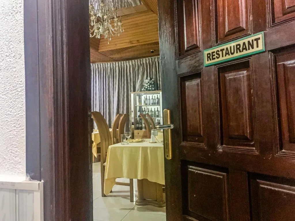 Hill View Hotel West Airport