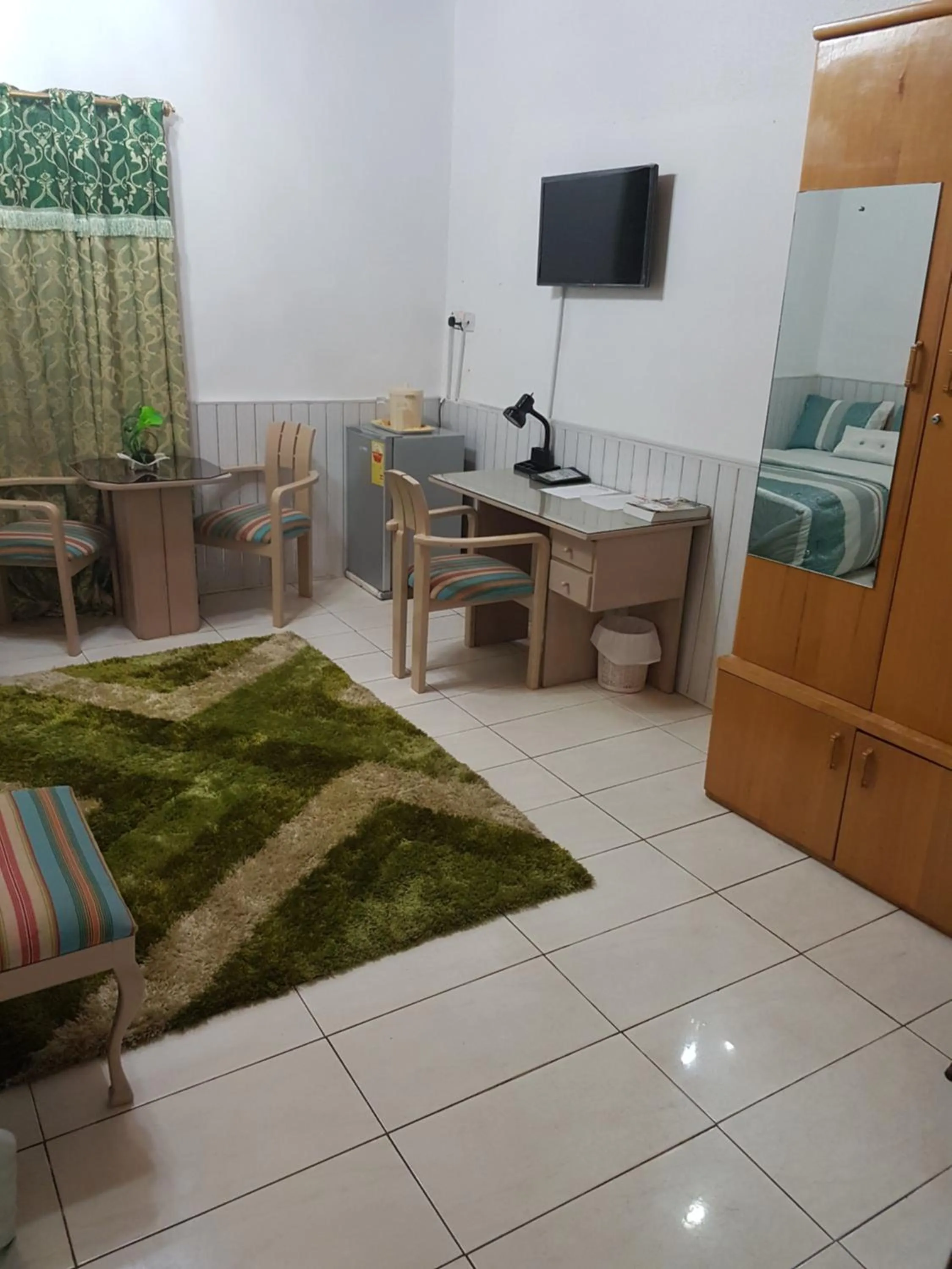 TV and multimedia in Hill View Hotel West Airport