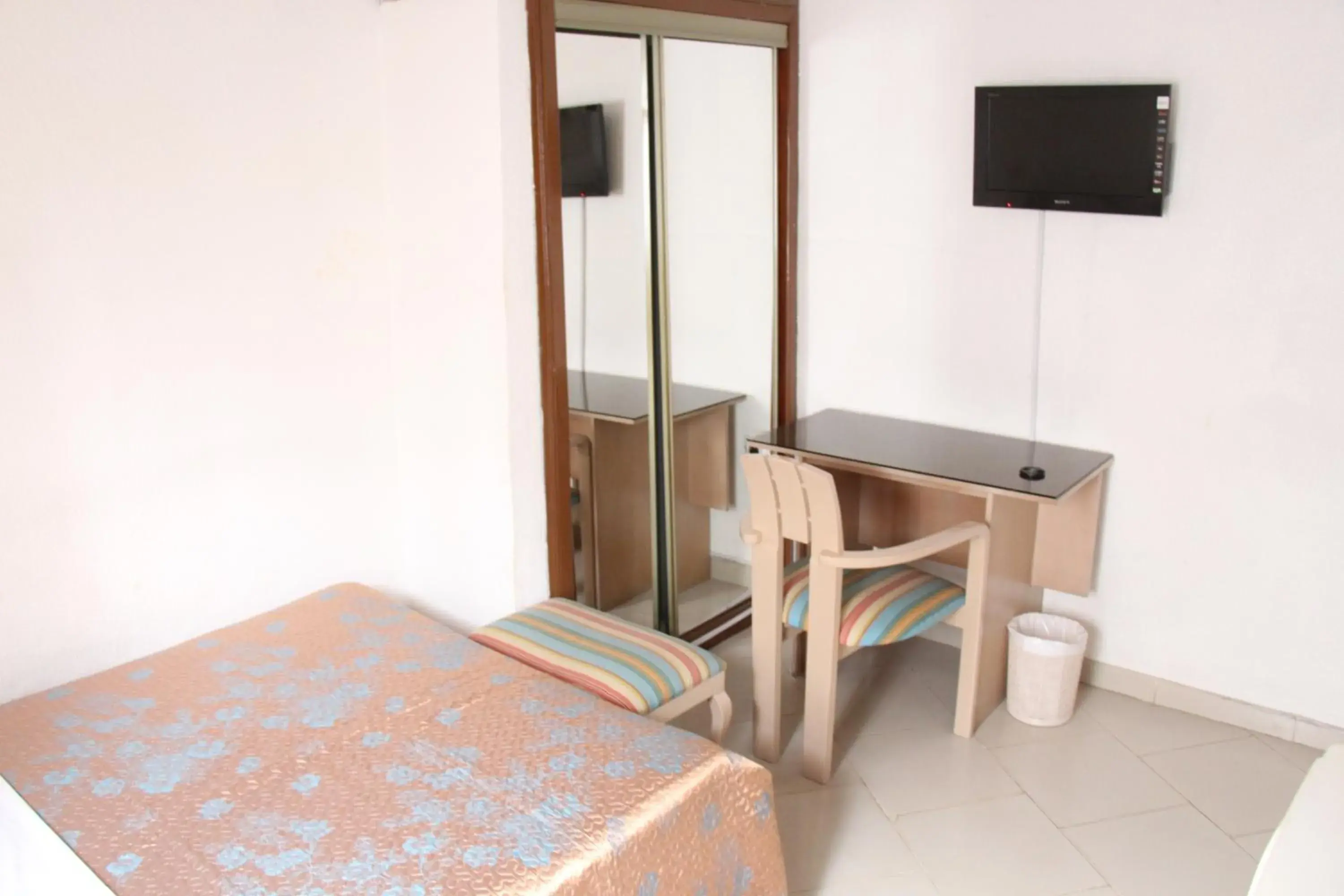 Standard Single Room in Hill View Hotel West Airport Standard Single Room in Hill View Hotel West Airport