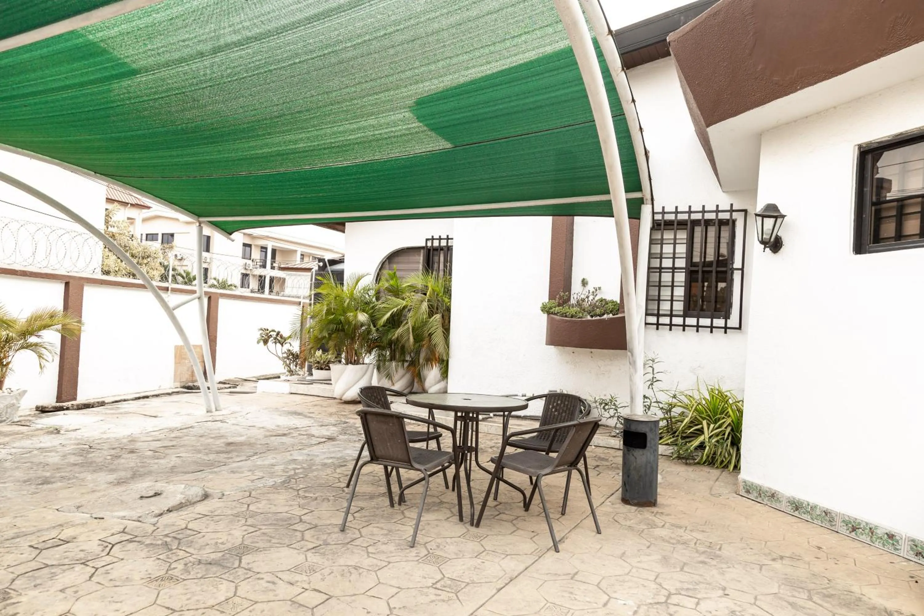 Hill View Hotel West Airport