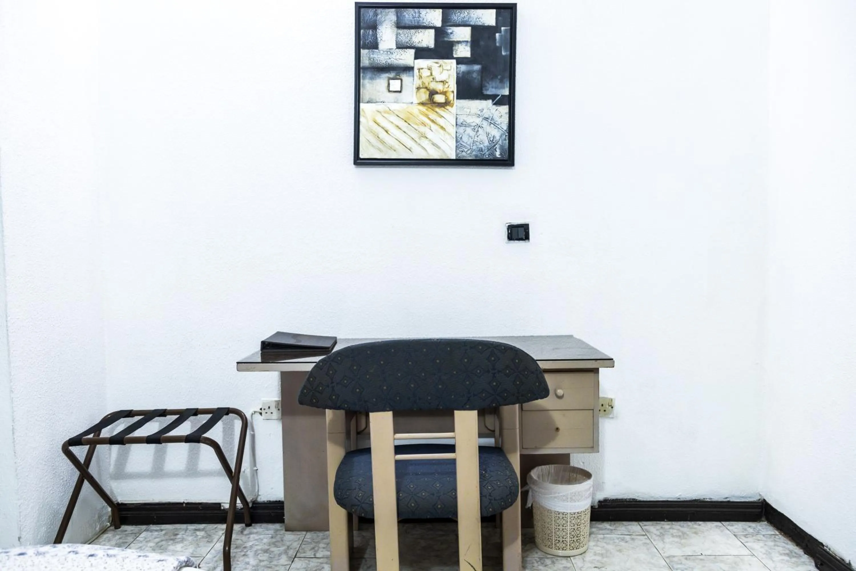 Hill View Hotel West Airport