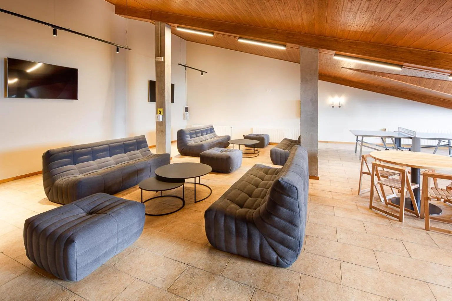 Communal lounge/ TV room in Abrigall Hostel Masella