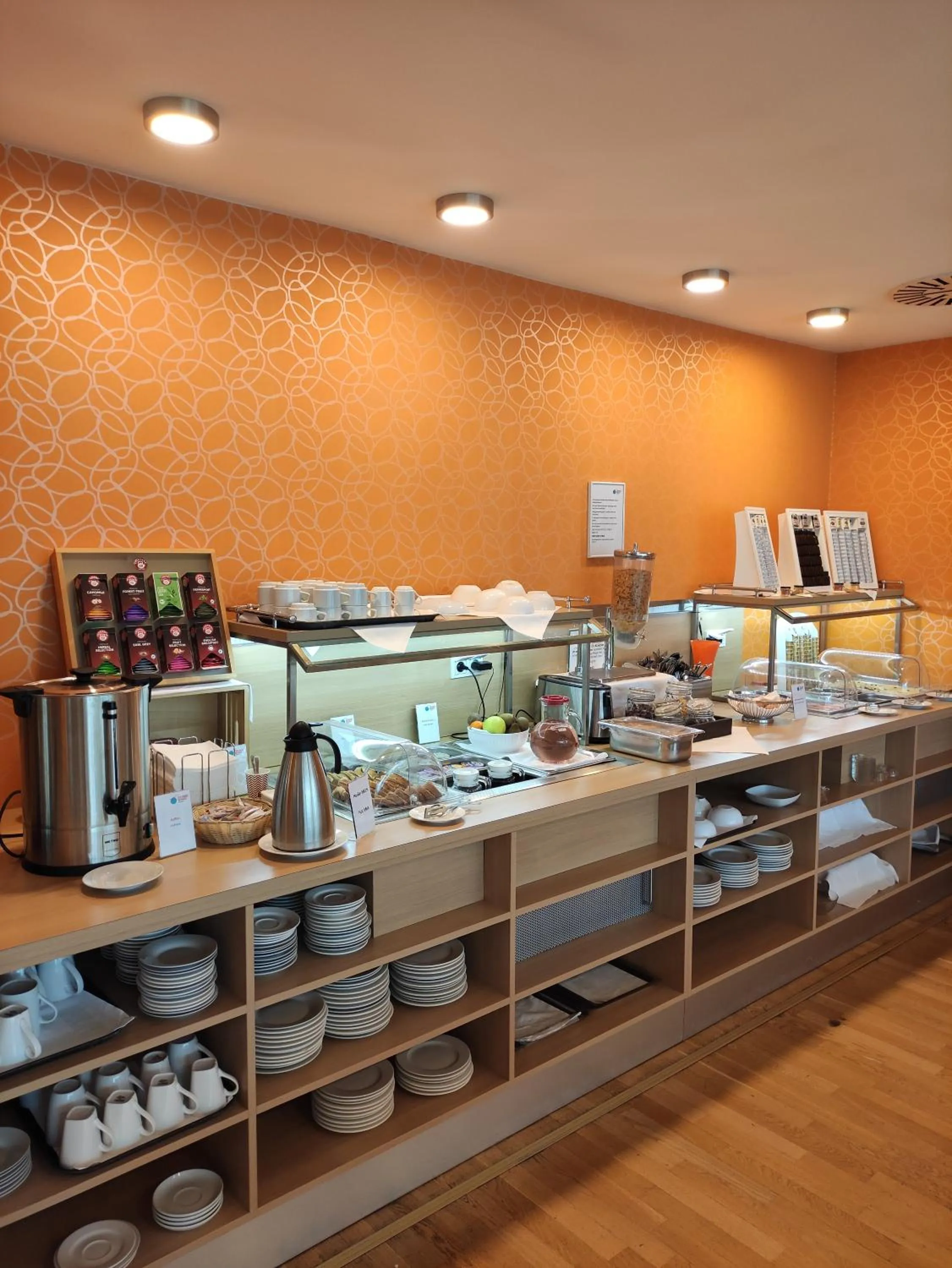 Breakfast in Orange Wings Wiener Neustadt