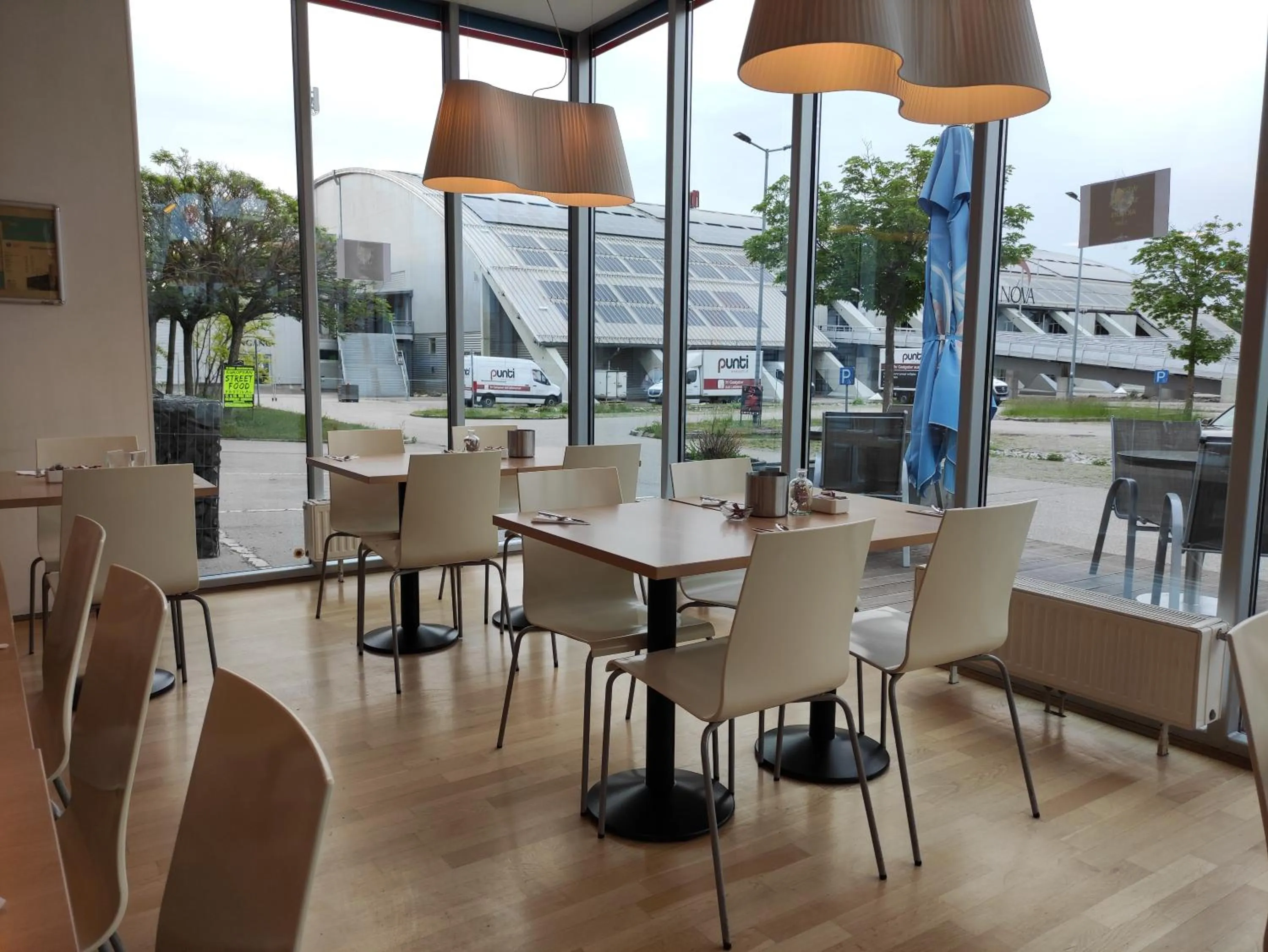 Restaurant/places to eat in Orange Wings Wiener Neustadt