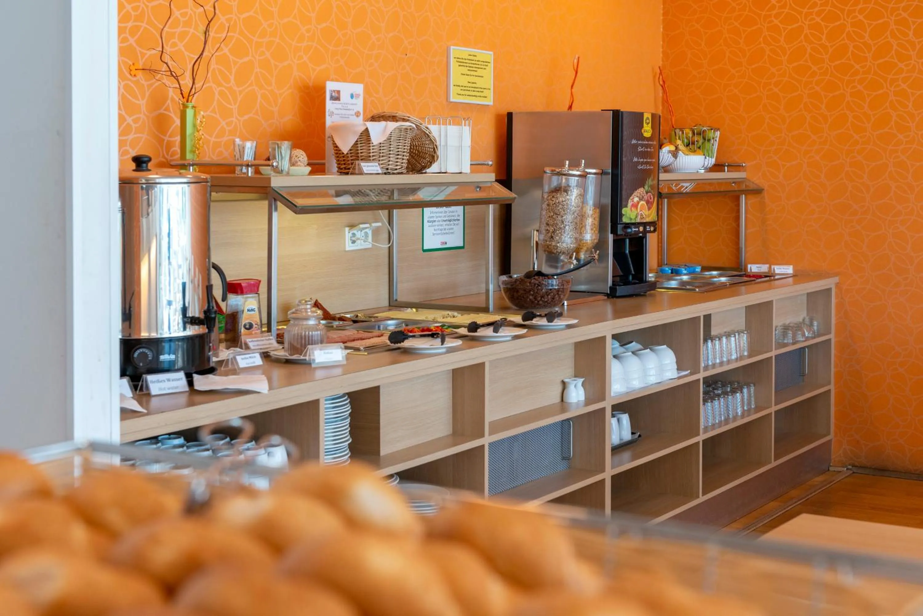 Breakfast in Orange Wings Wiener Neustadt