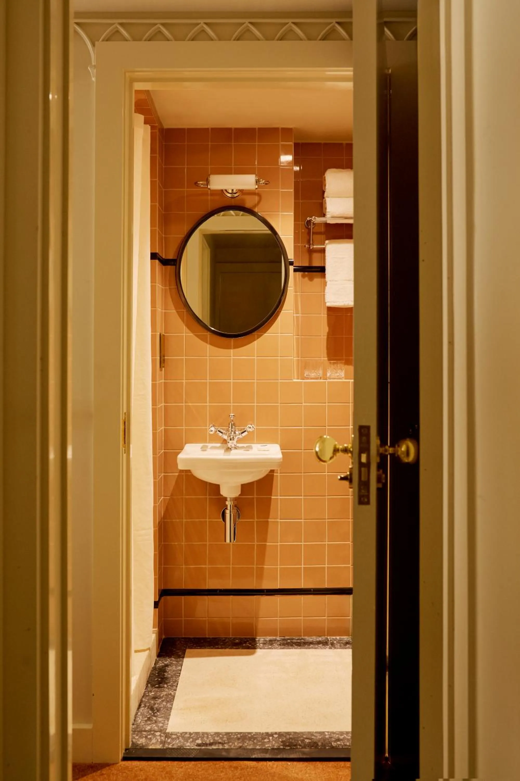 Shower in Grand Hotel Bellevue London